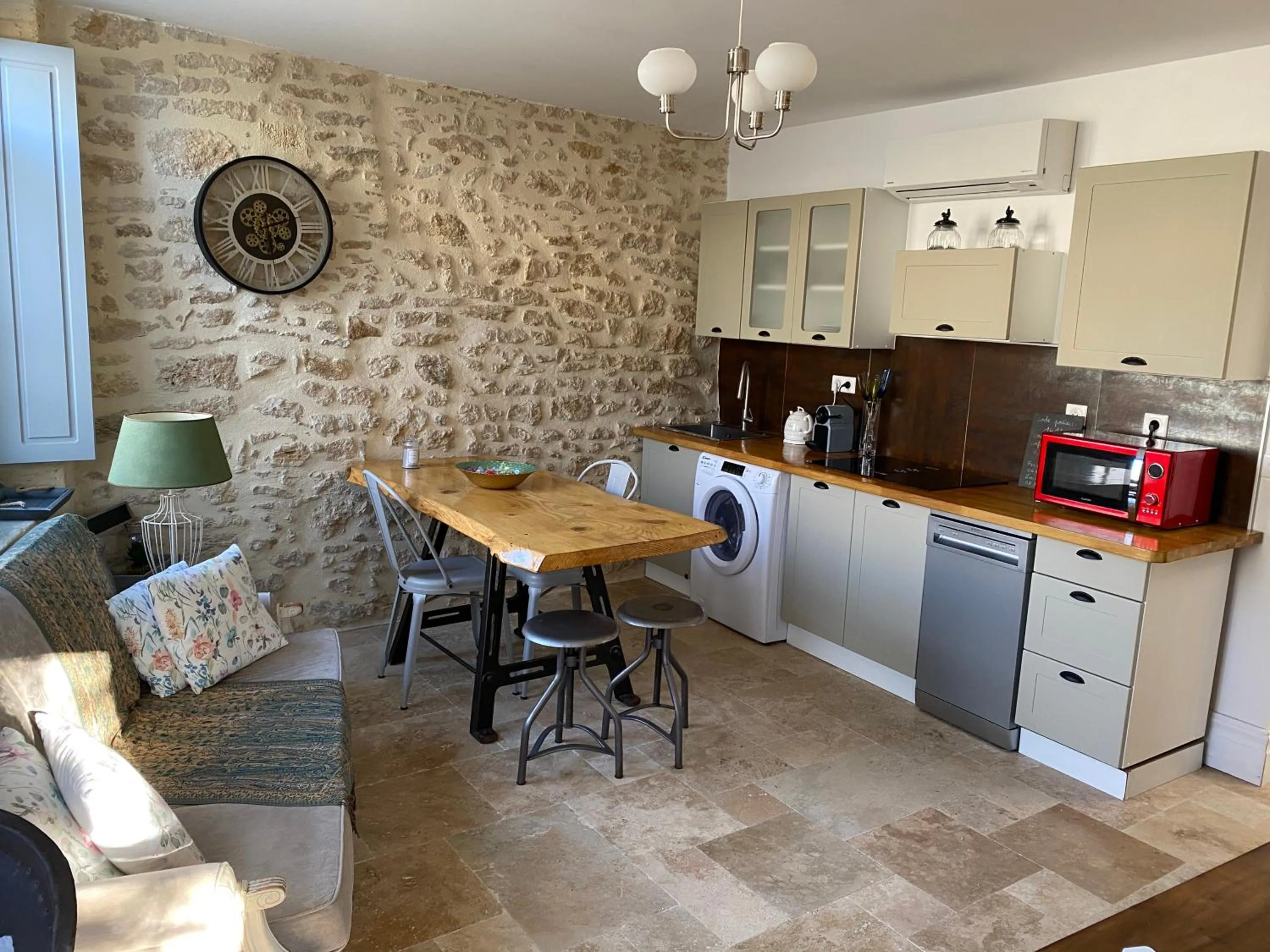 Dining area in Le Clos Réaud