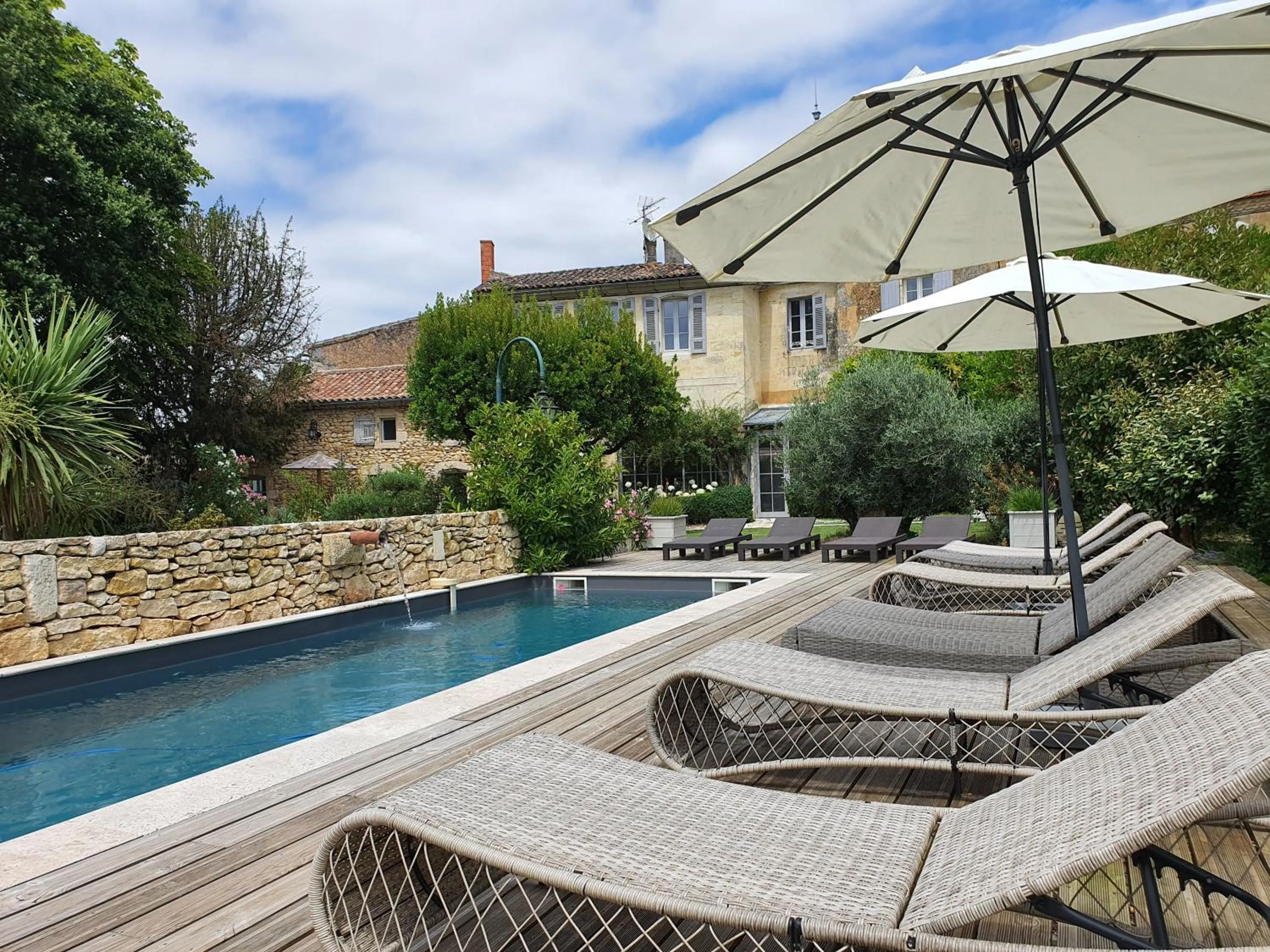 Pool view in Le Clos Réaud