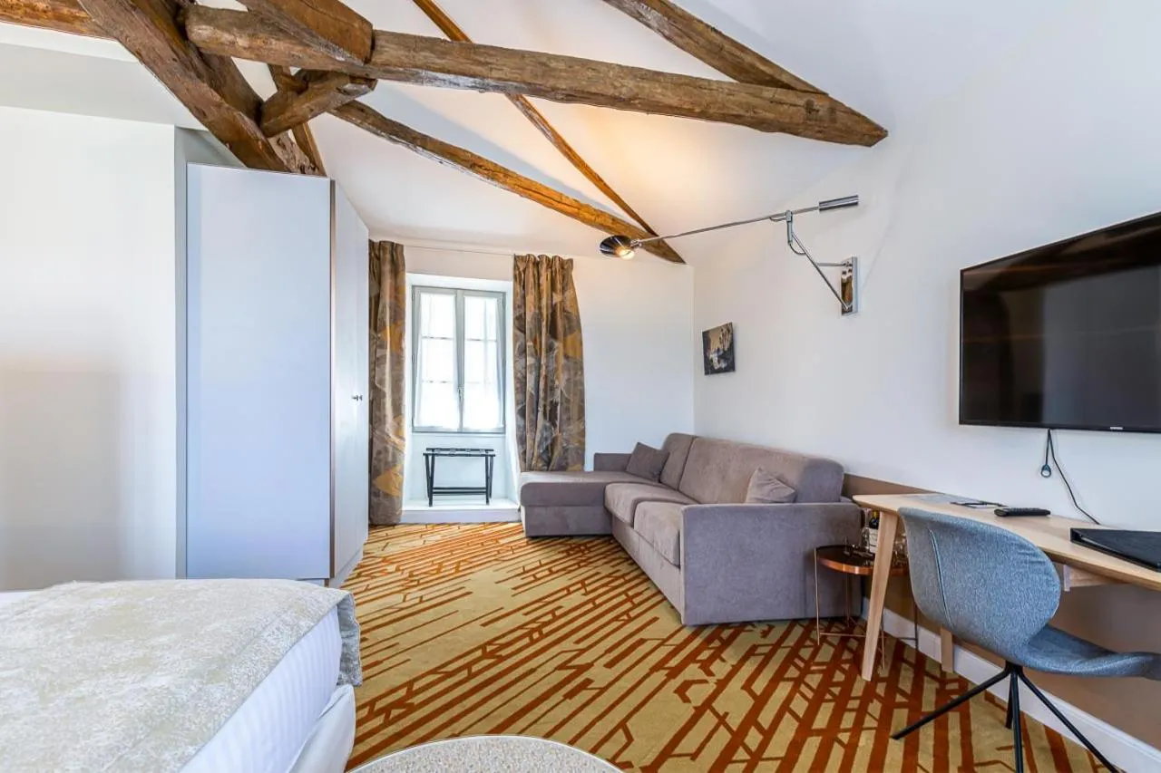 Bed in Hotel Le Saint Gelais