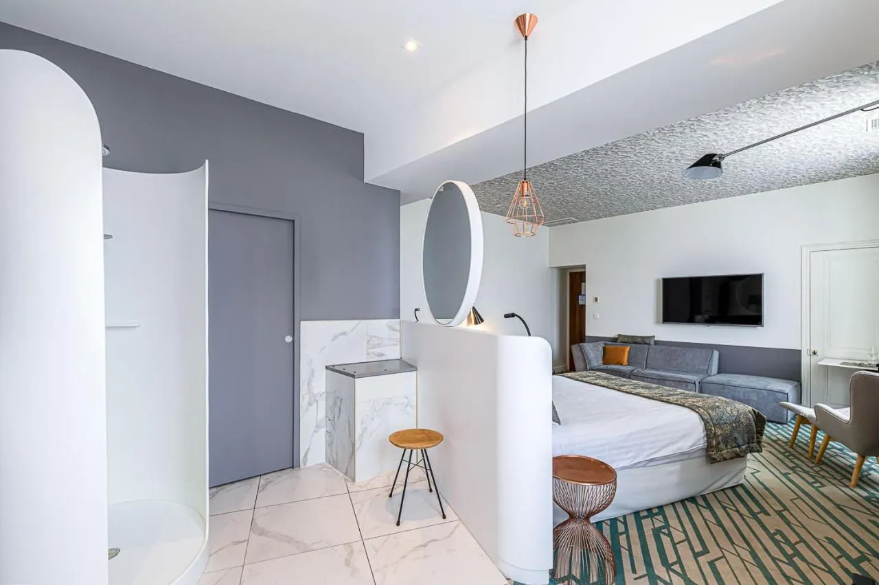 Bed in Hotel Le Saint Gelais