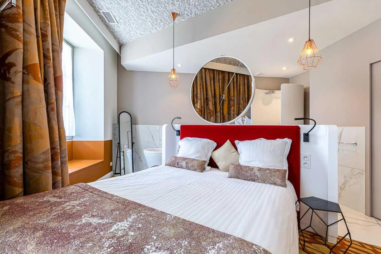 Bed in Hotel Le Saint Gelais