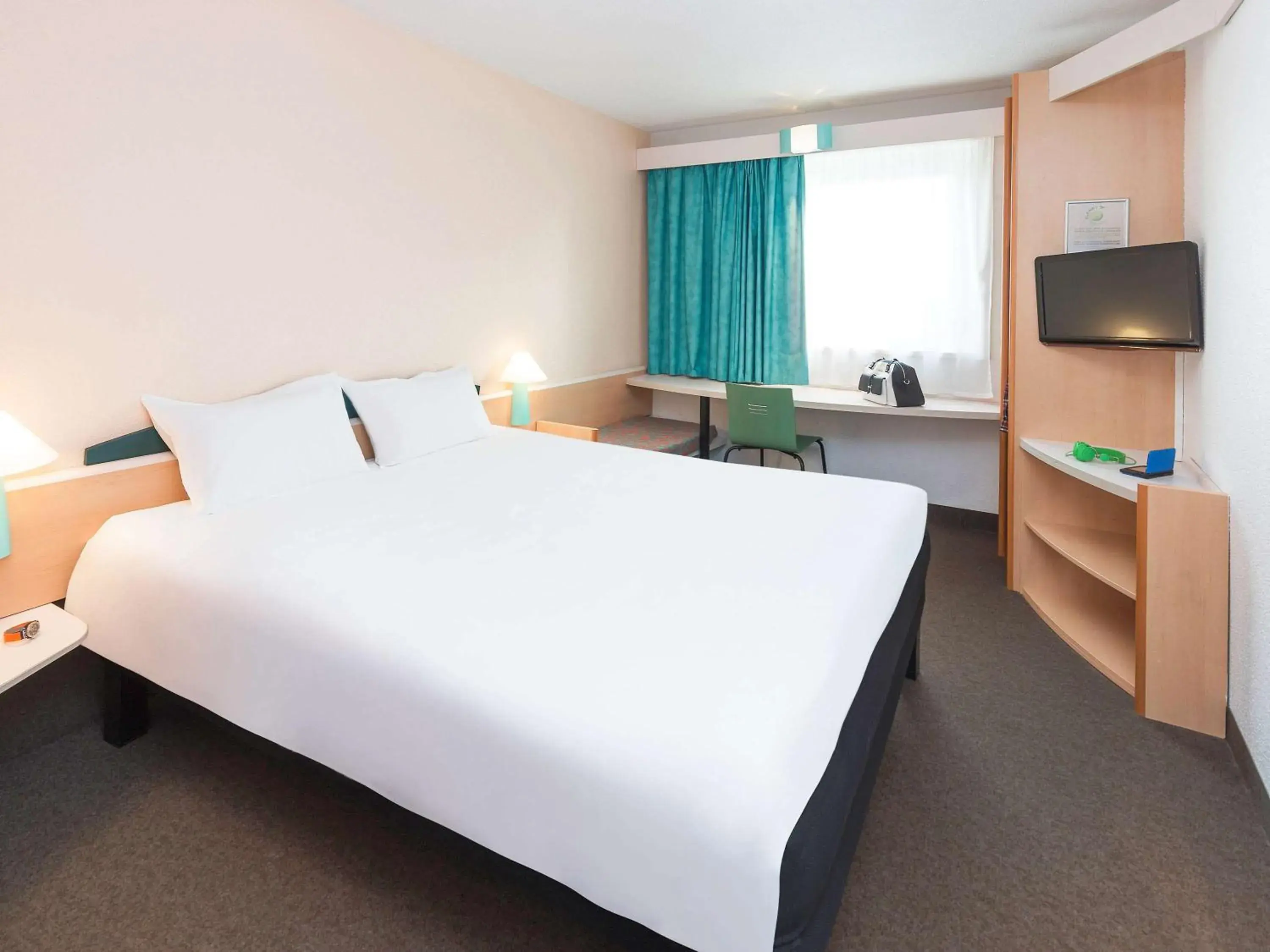 Photo of the whole room, Bed in ibis Luxembourg Sud Photo of the whole room, Bed in ibis Luxembourg Sud