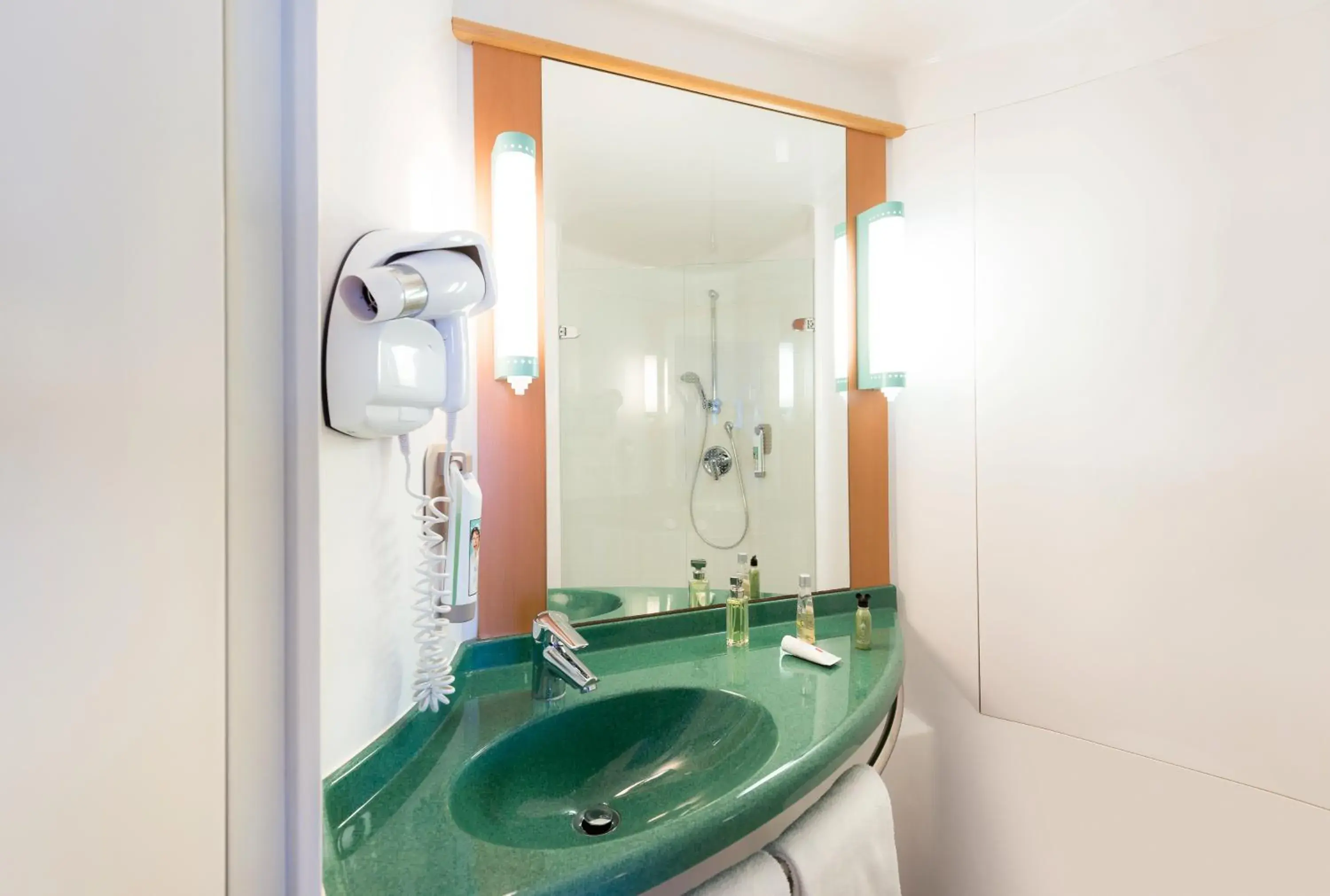 Bathroom in ibis Luxembourg Sud Bathroom in ibis Luxembourg Sud