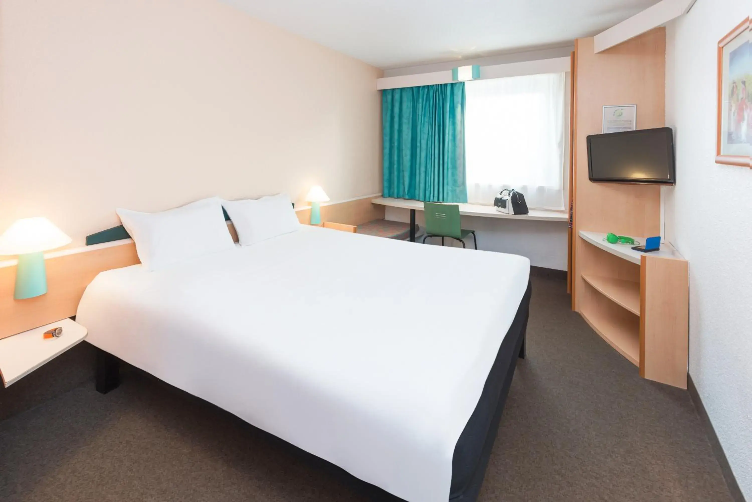 Photo of the whole room, Bed in ibis Luxembourg Sud Photo of the whole room, Bed in ibis Luxembourg Sud