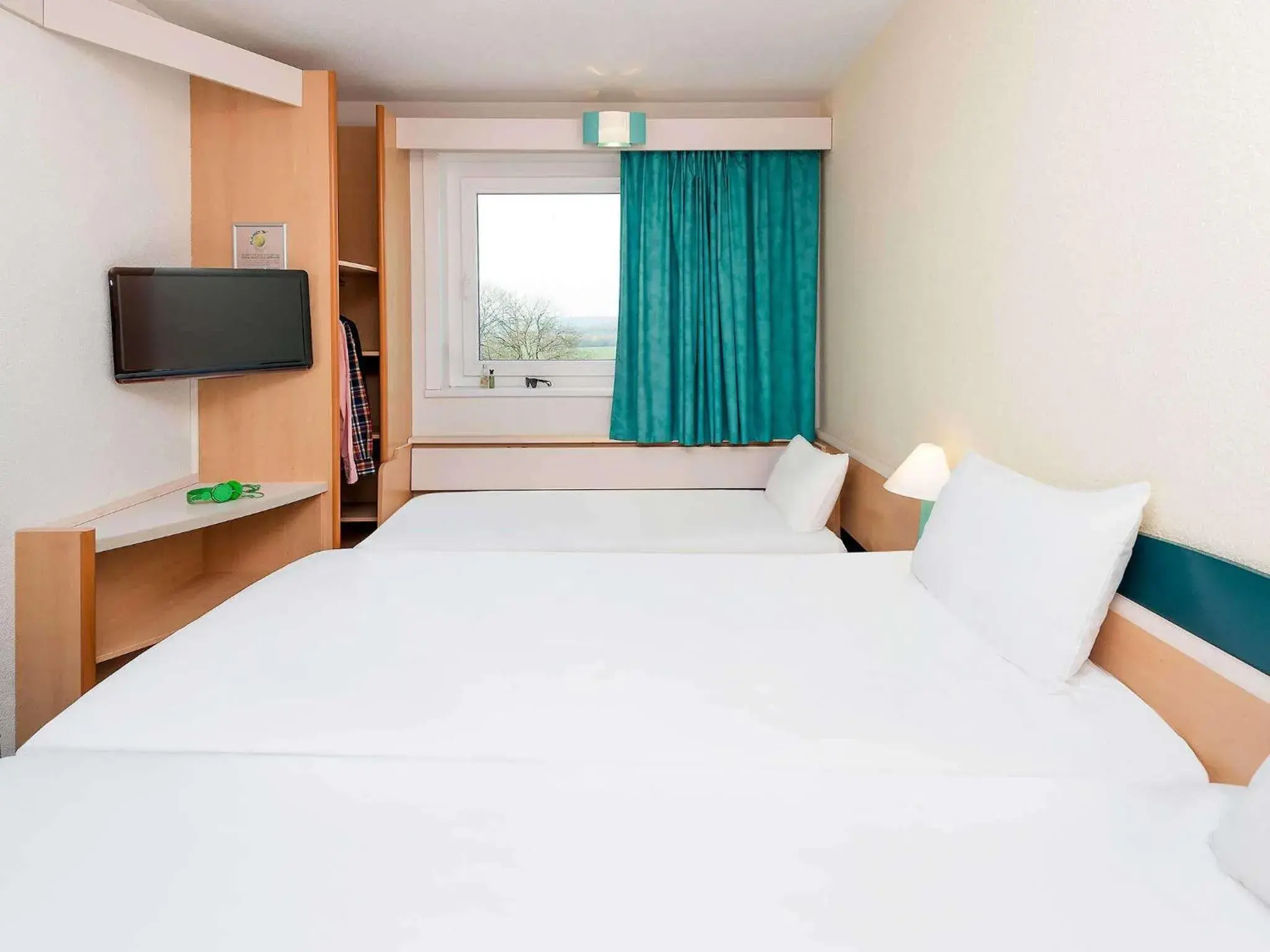 Photo of the whole room, Bed in ibis Luxembourg Sud Photo of the whole room, Bed in ibis Luxembourg Sud