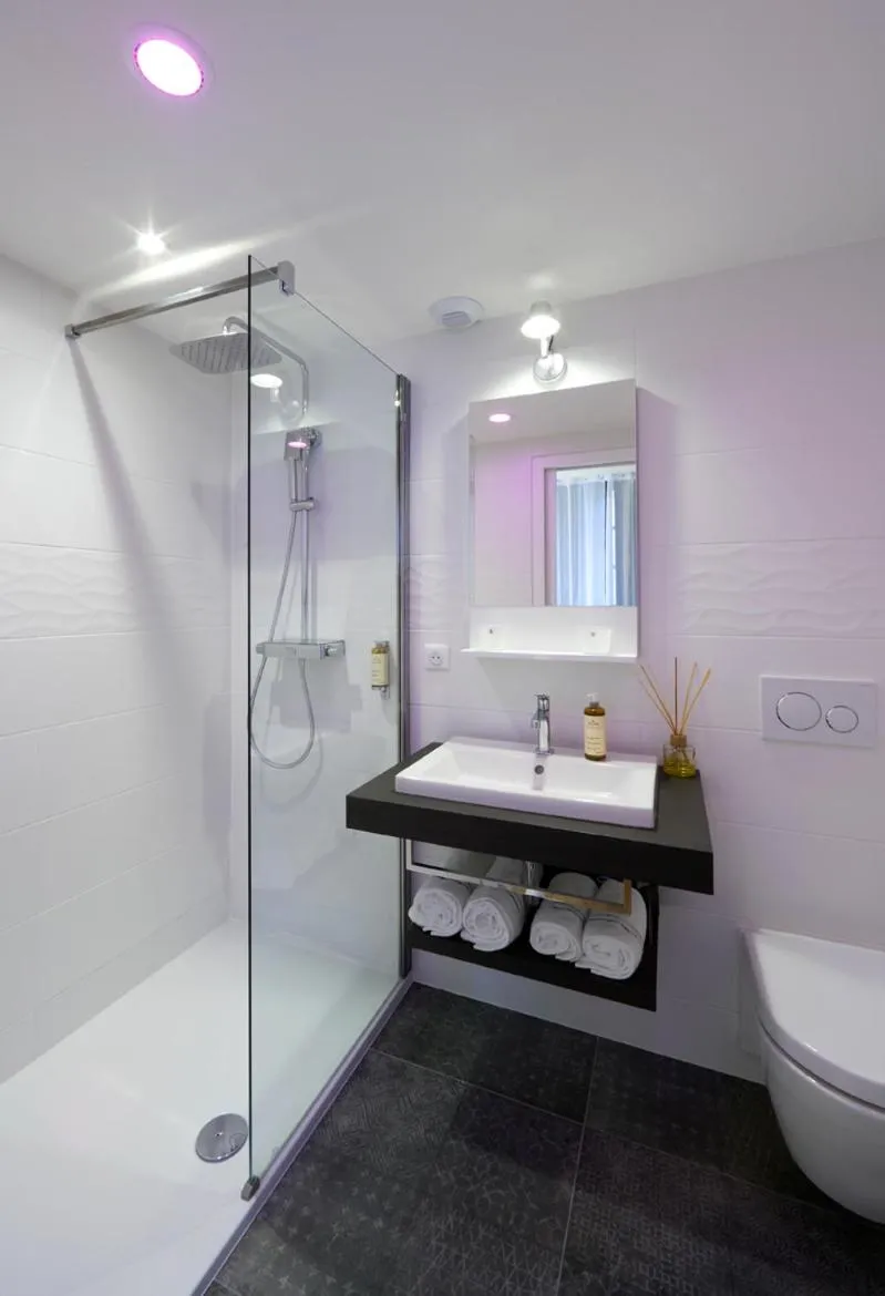 Shower in Les Maisons du Pont - Charme & Caractère