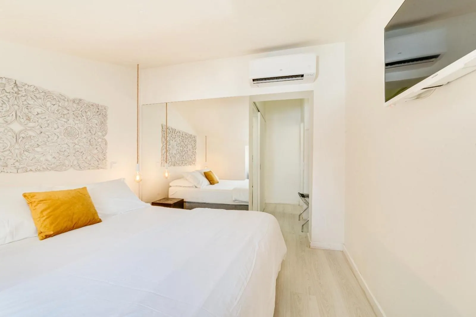 Photo of the whole room, Bed in Chiado 44