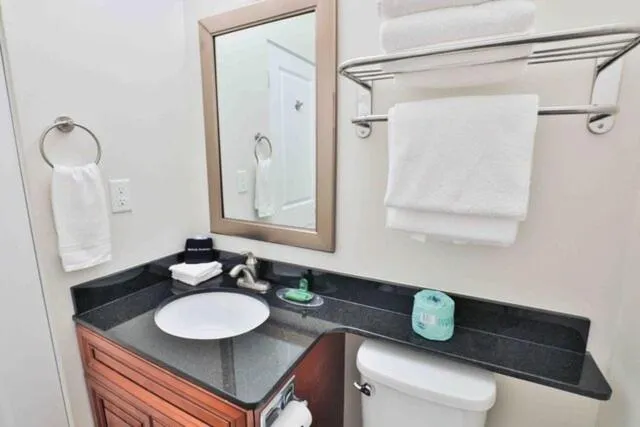 Nader's Motel & Suites