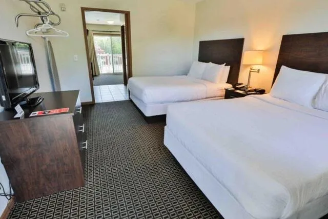 Bed in Nader's Motel & Suites