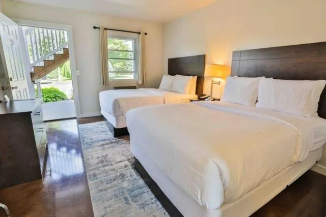 Bed in Nader's Motel & Suites