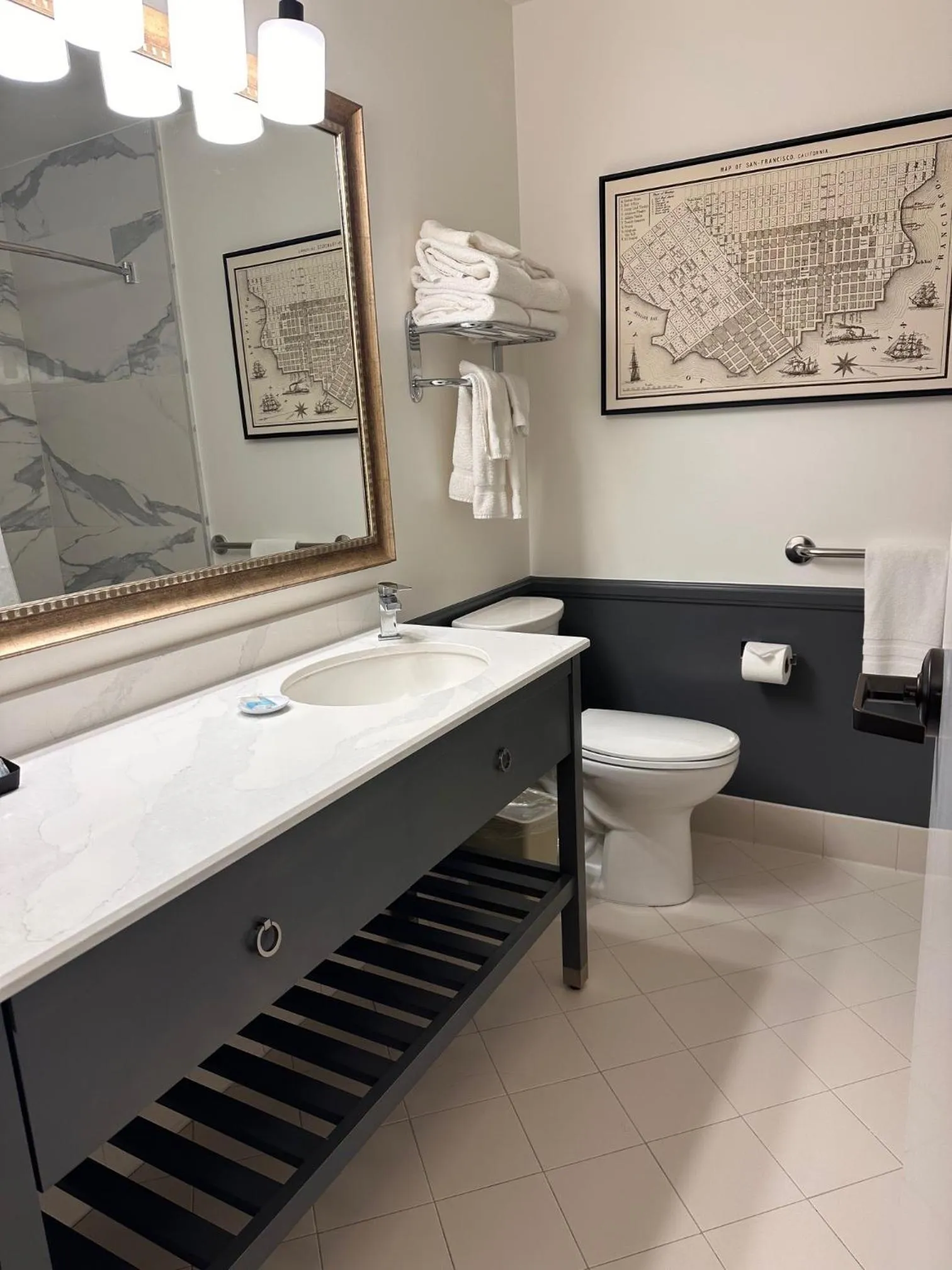 Bathroom in Cow Hollow Inn and Suites