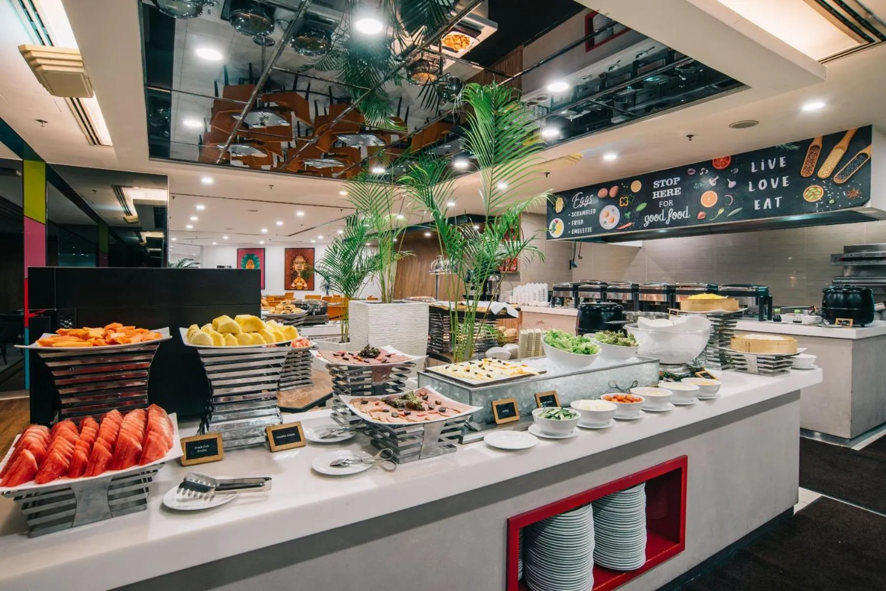 Restaurant/places to eat in Oakwood Hotel & Residence Kuala Lumpur