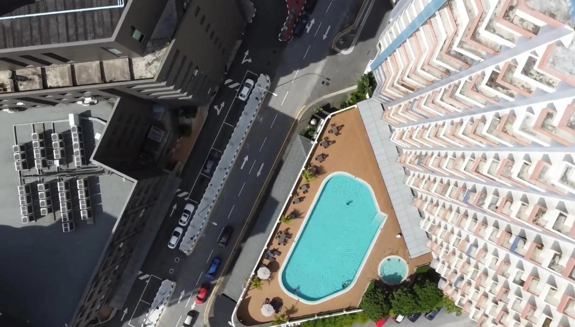 Swimming pool in Oakwood Hotel & Residence Kuala Lumpur