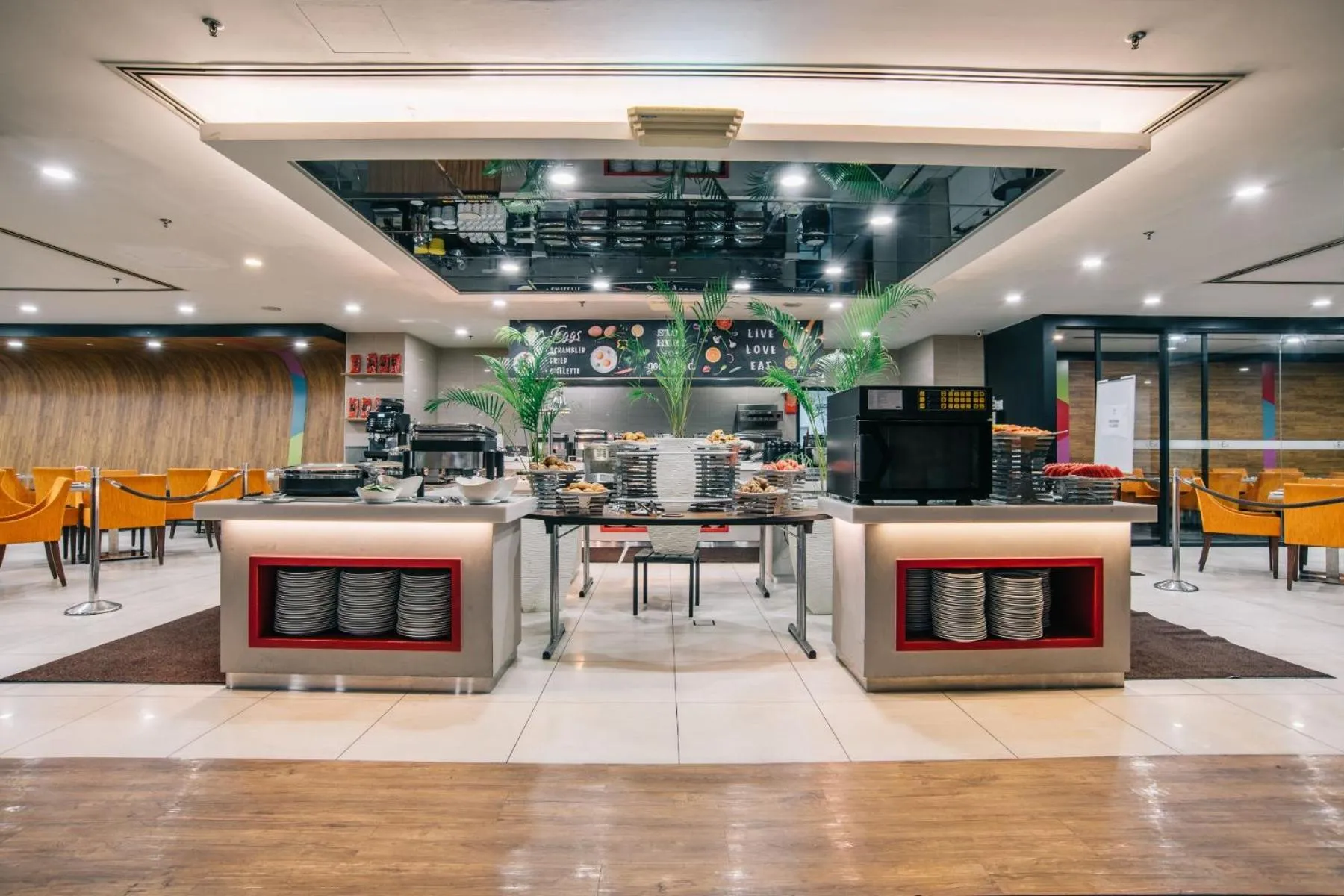 Restaurant/places to eat in Oakwood Hotel & Residence Kuala Lumpur