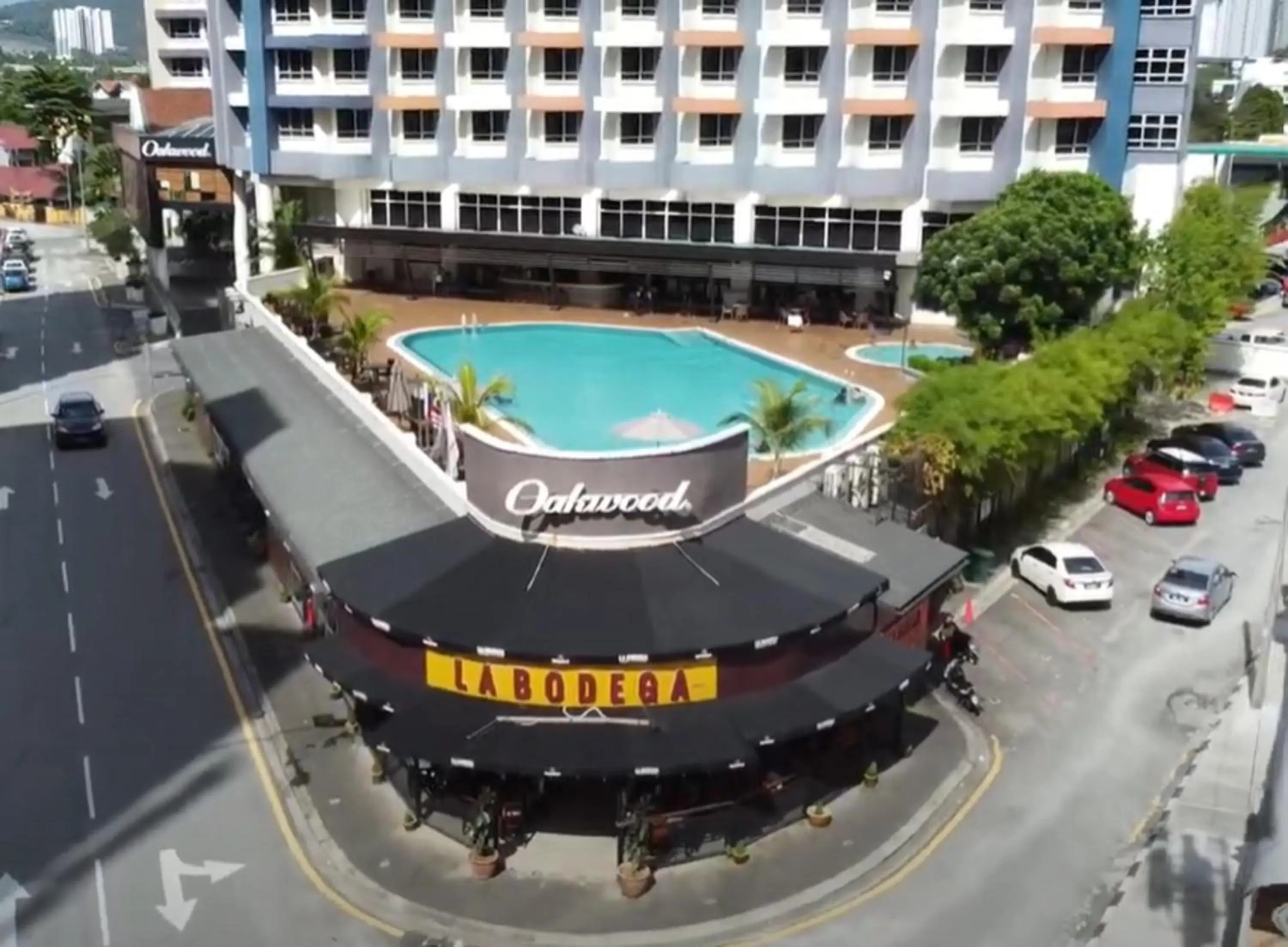 Swimming pool in Oakwood Hotel & Residence Kuala Lumpur