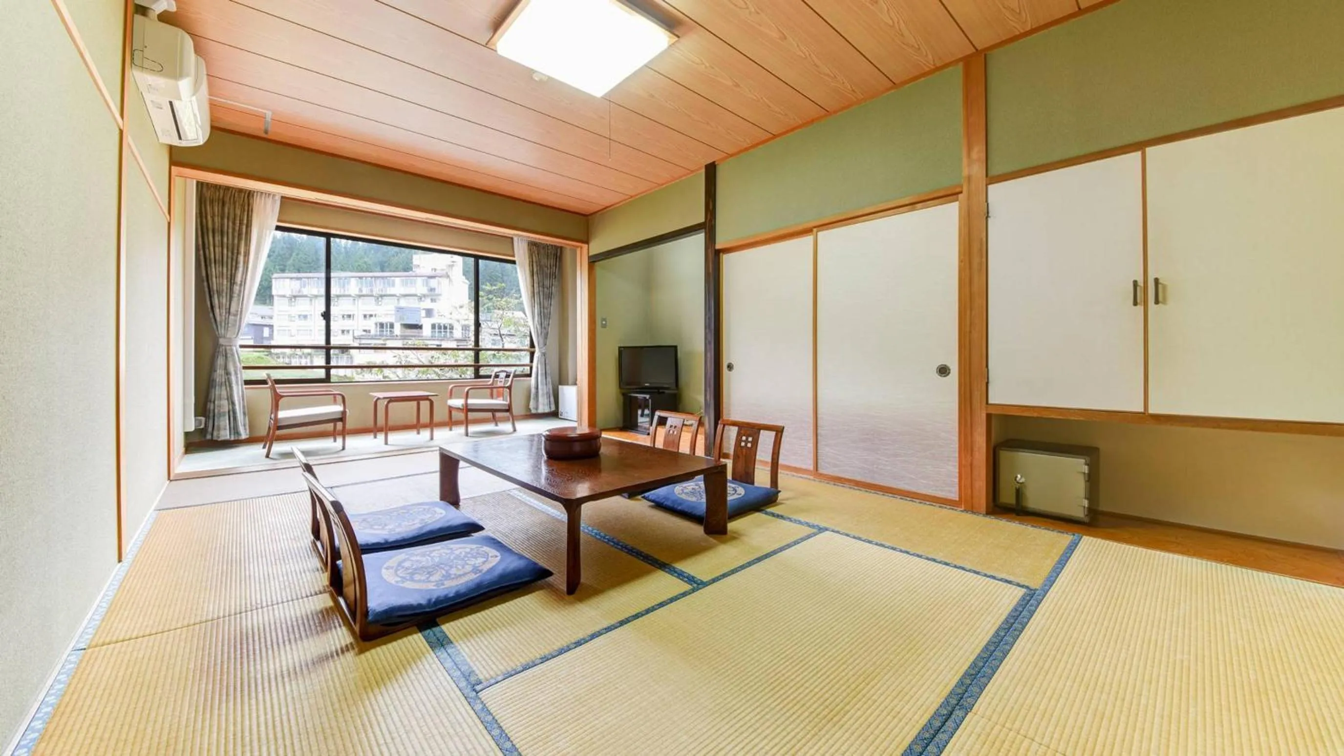 Photo of the whole room in Hotel Yunotaniso
