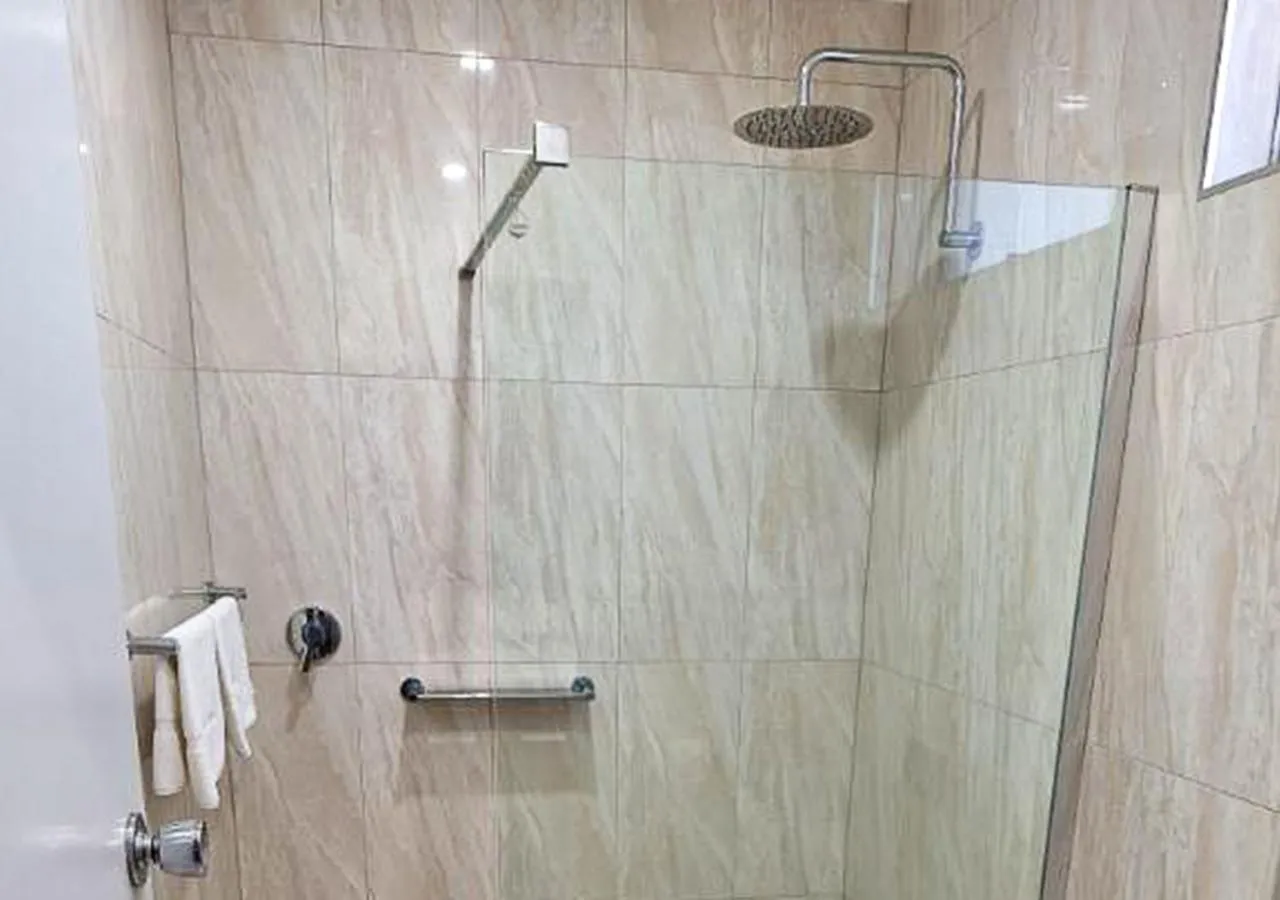 Shower in Royal Hotel-Motel