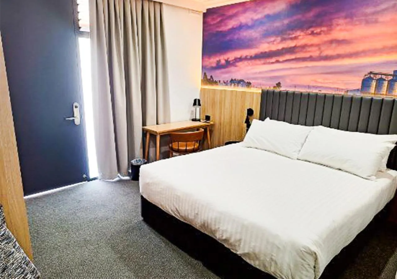 Bedroom, Bed in Royal Hotel-Motel