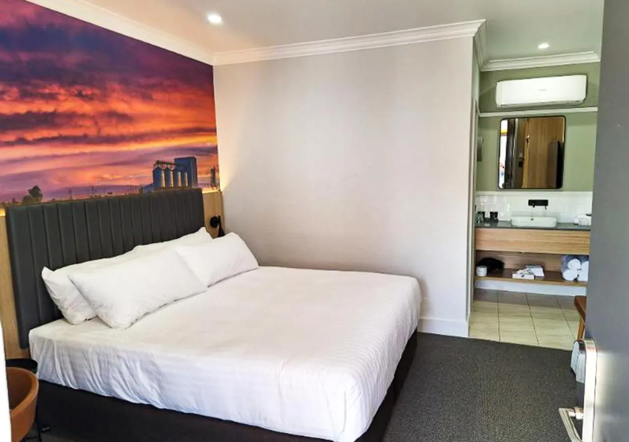 Bed in Royal Hotel-Motel