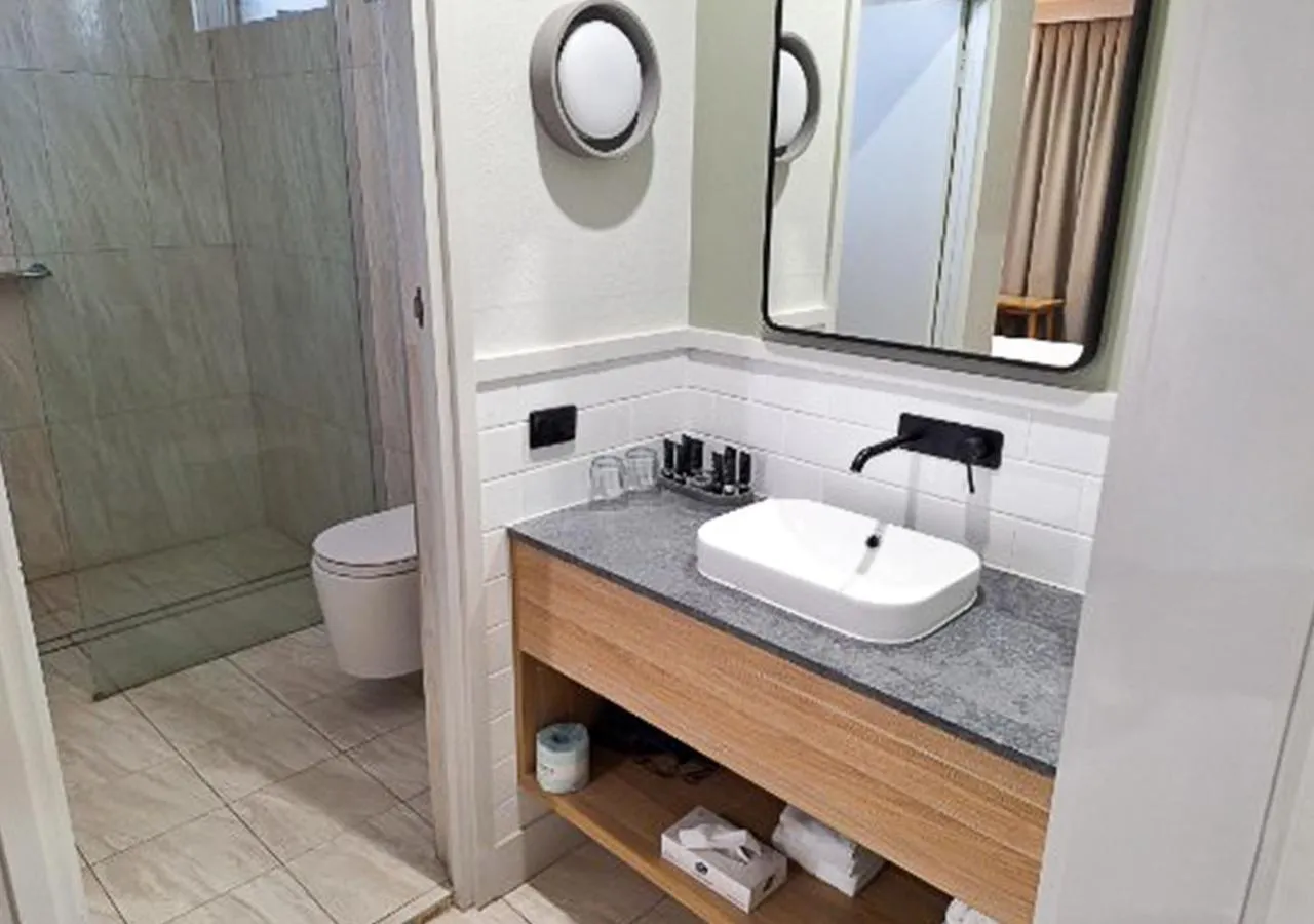 Shower in Royal Hotel-Motel