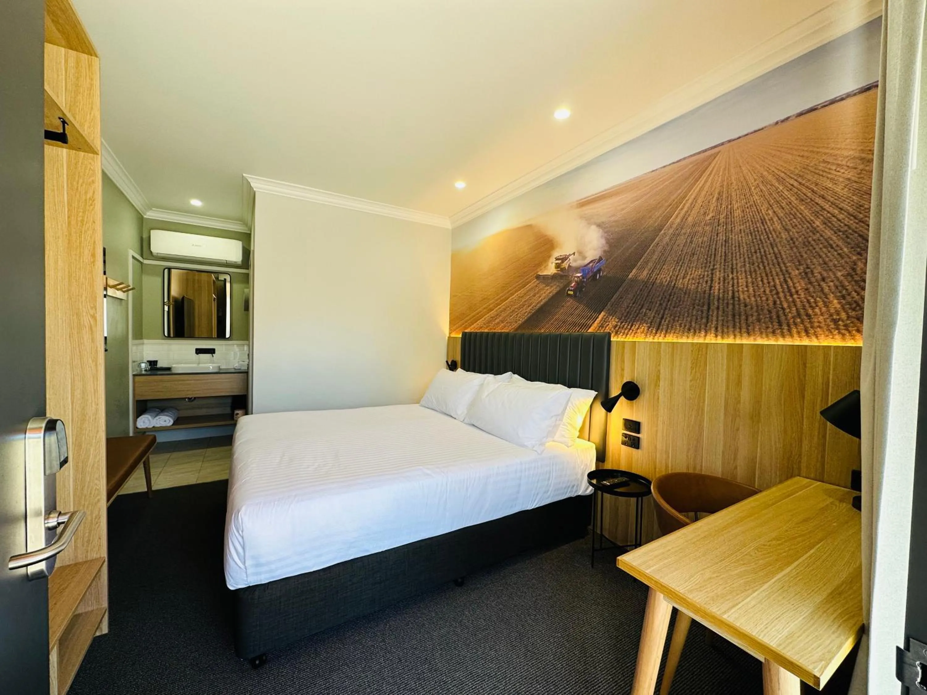 Bed in Royal Hotel-Motel