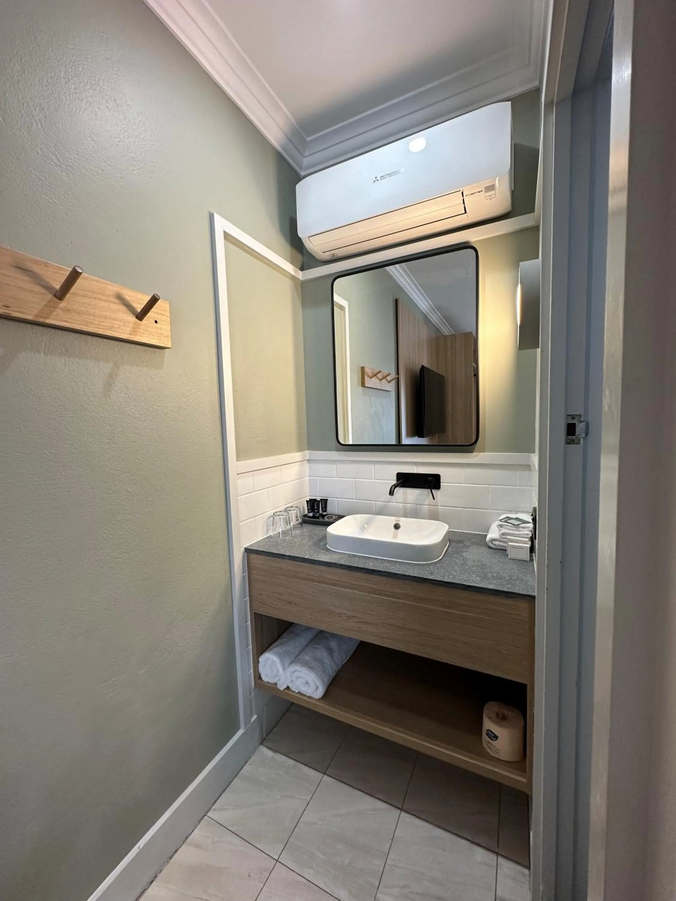 Bathroom in Royal Hotel-Motel