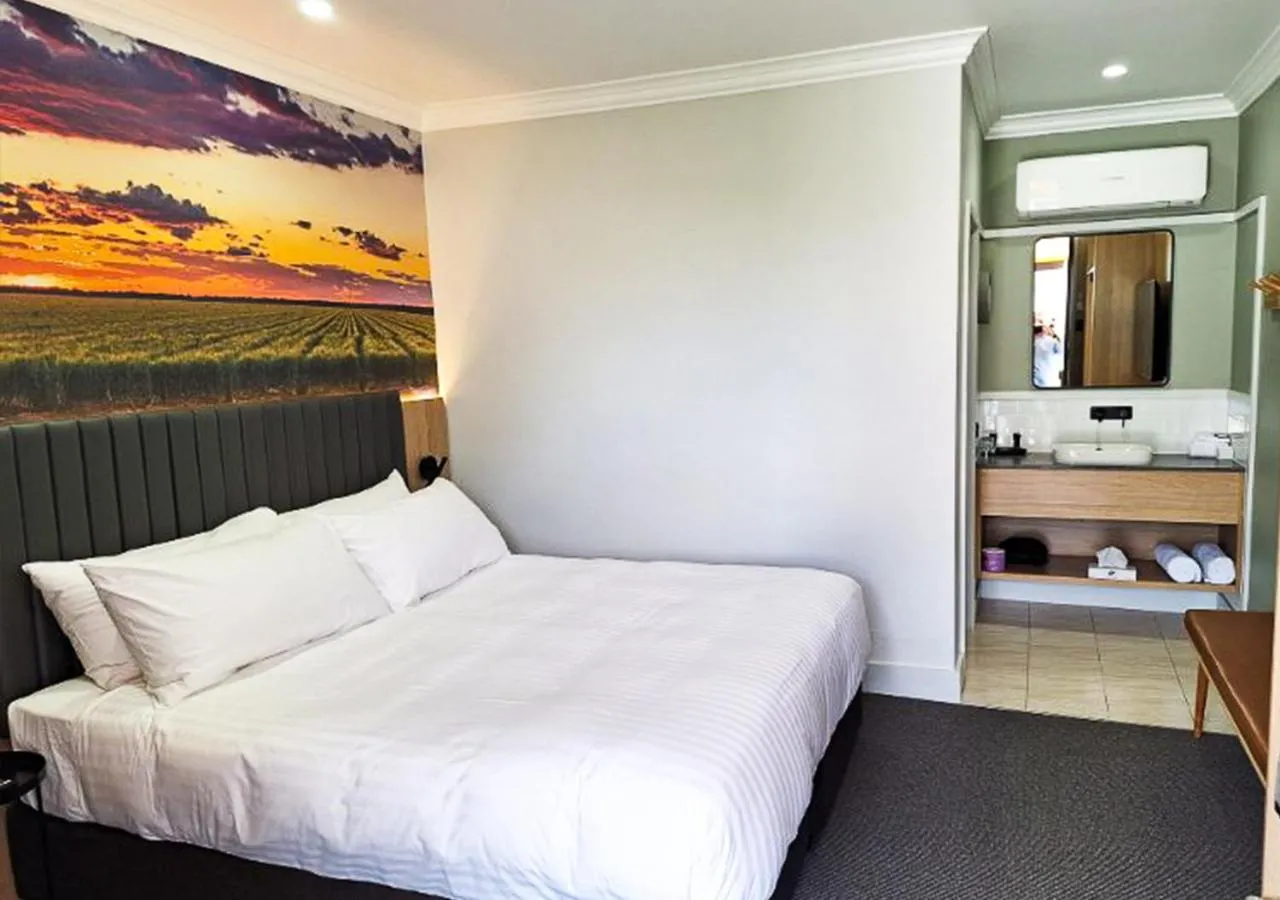 Bed in Royal Hotel-Motel
