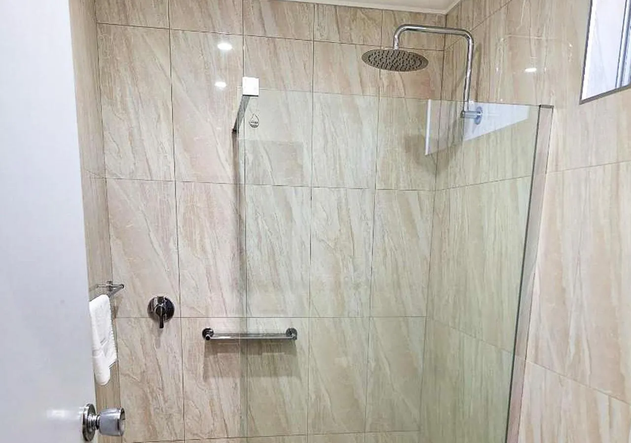 Shower in Royal Hotel-Motel