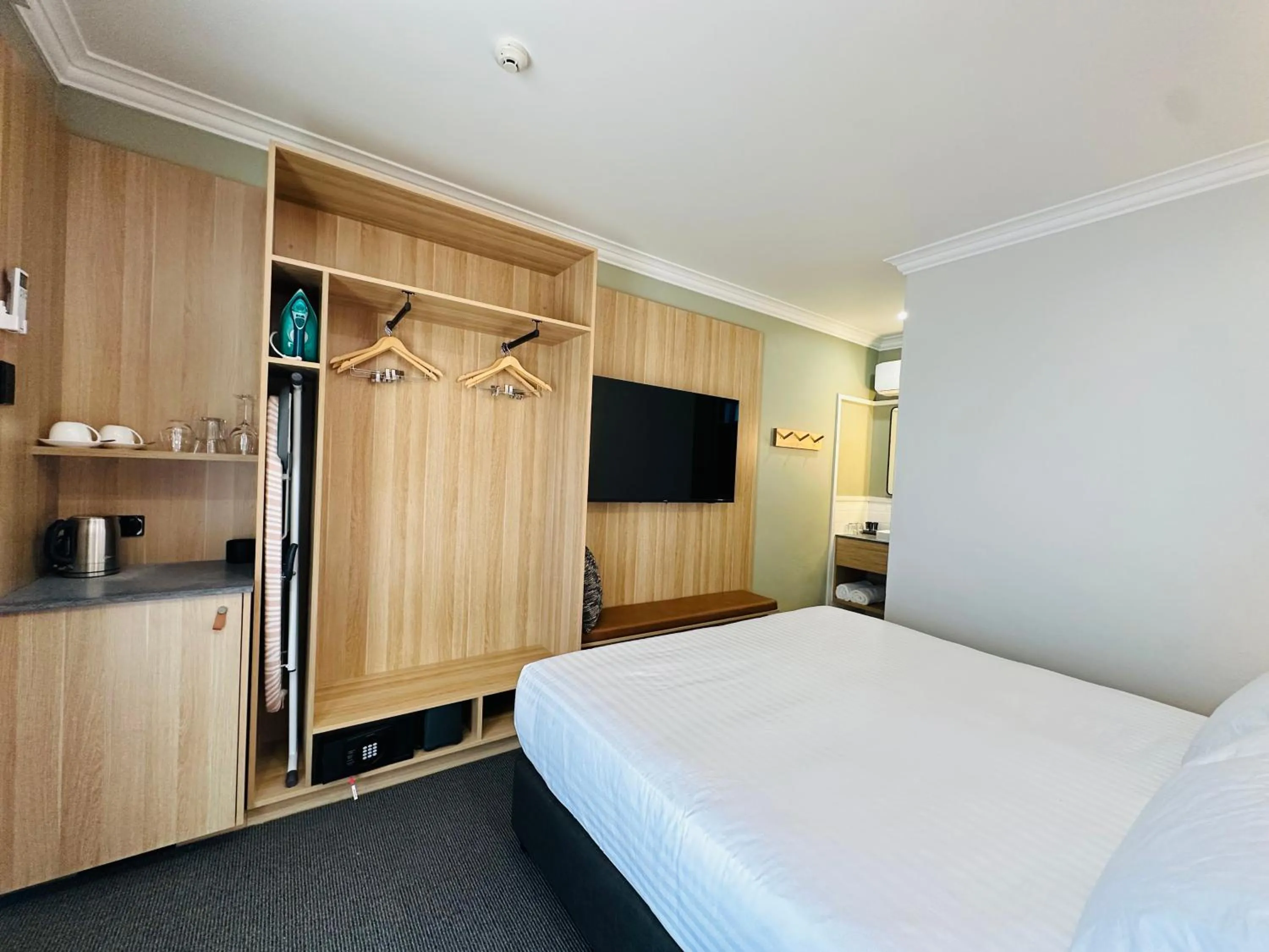 Bed in Royal Hotel-Motel
