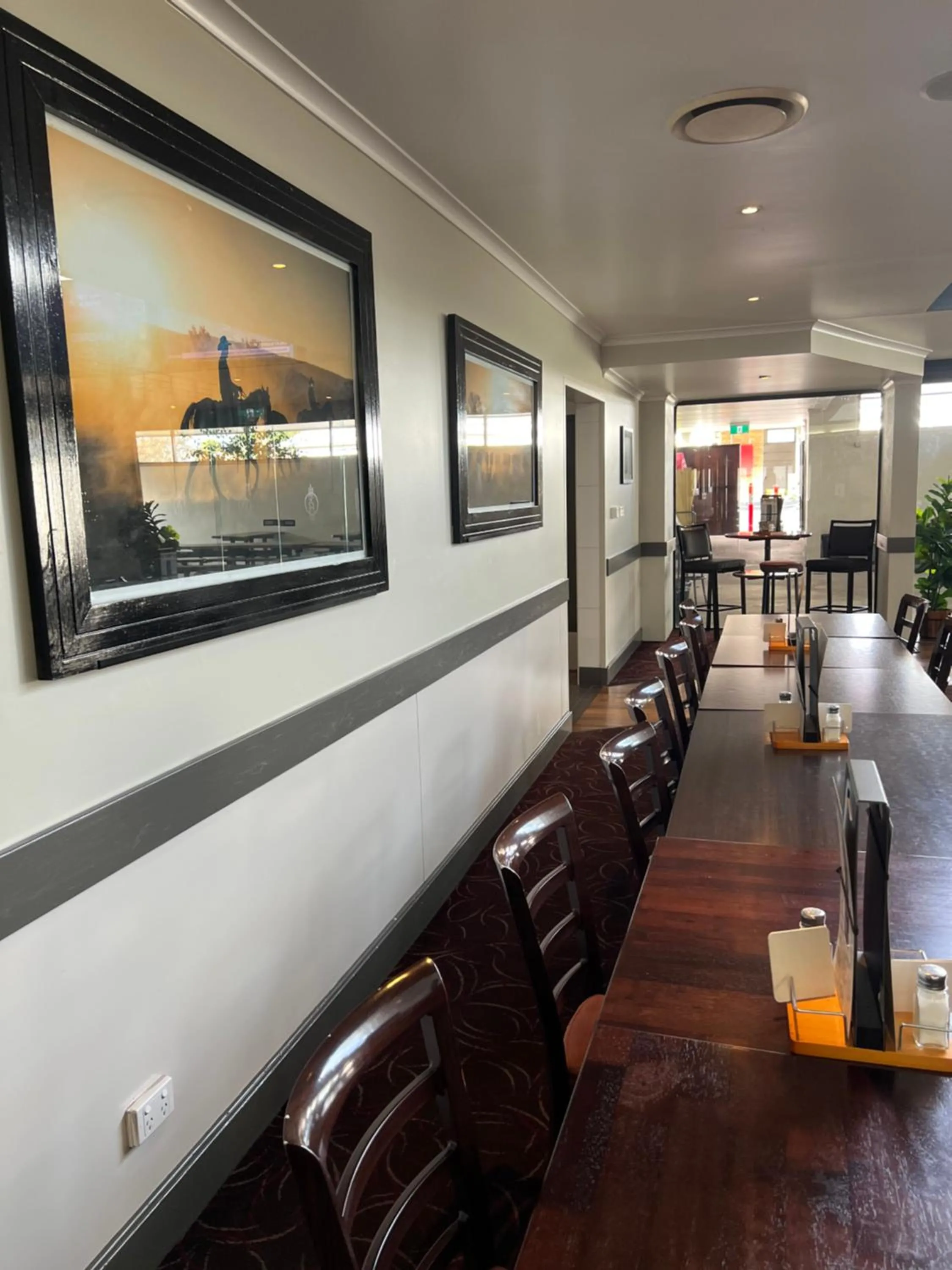 Restaurant/places to eat in Royal Hotel-Motel