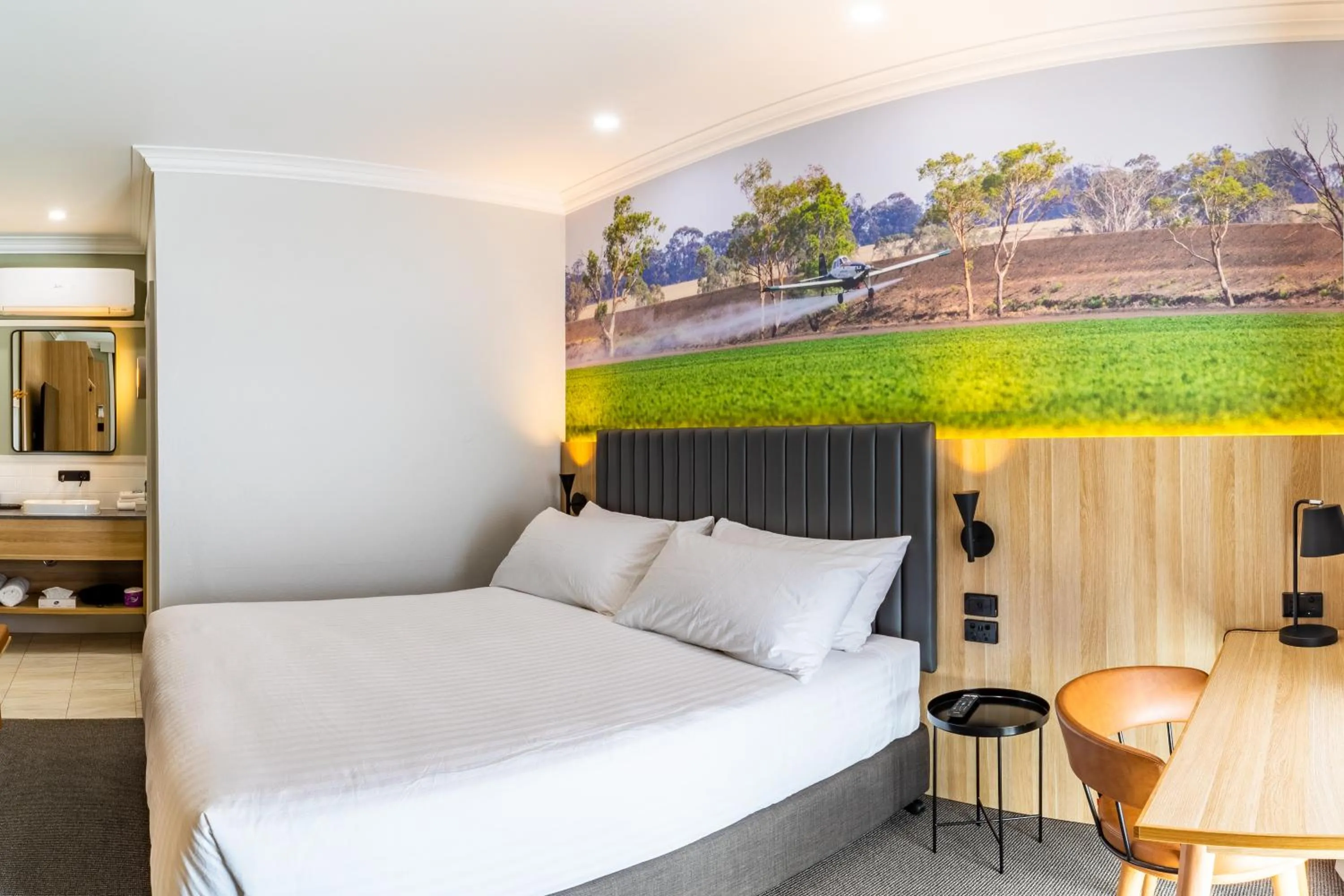 Bed in Royal Hotel-Motel