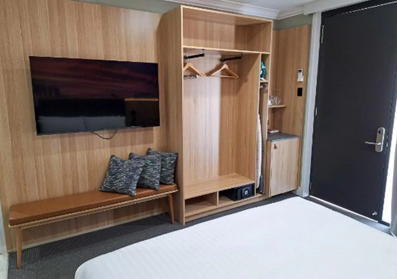 flat iron, Bed in Royal Hotel-Motel