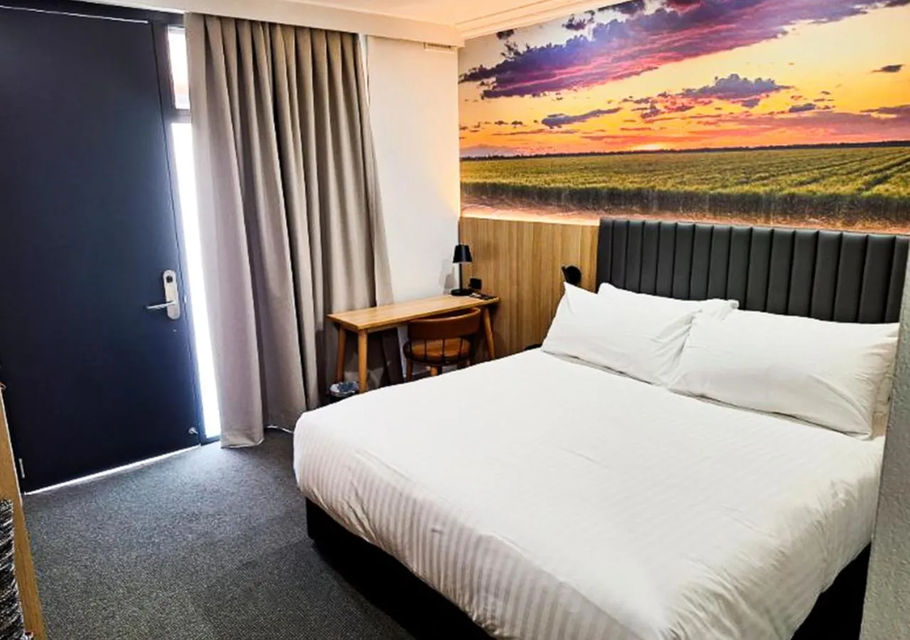 Bed in Royal Hotel-Motel