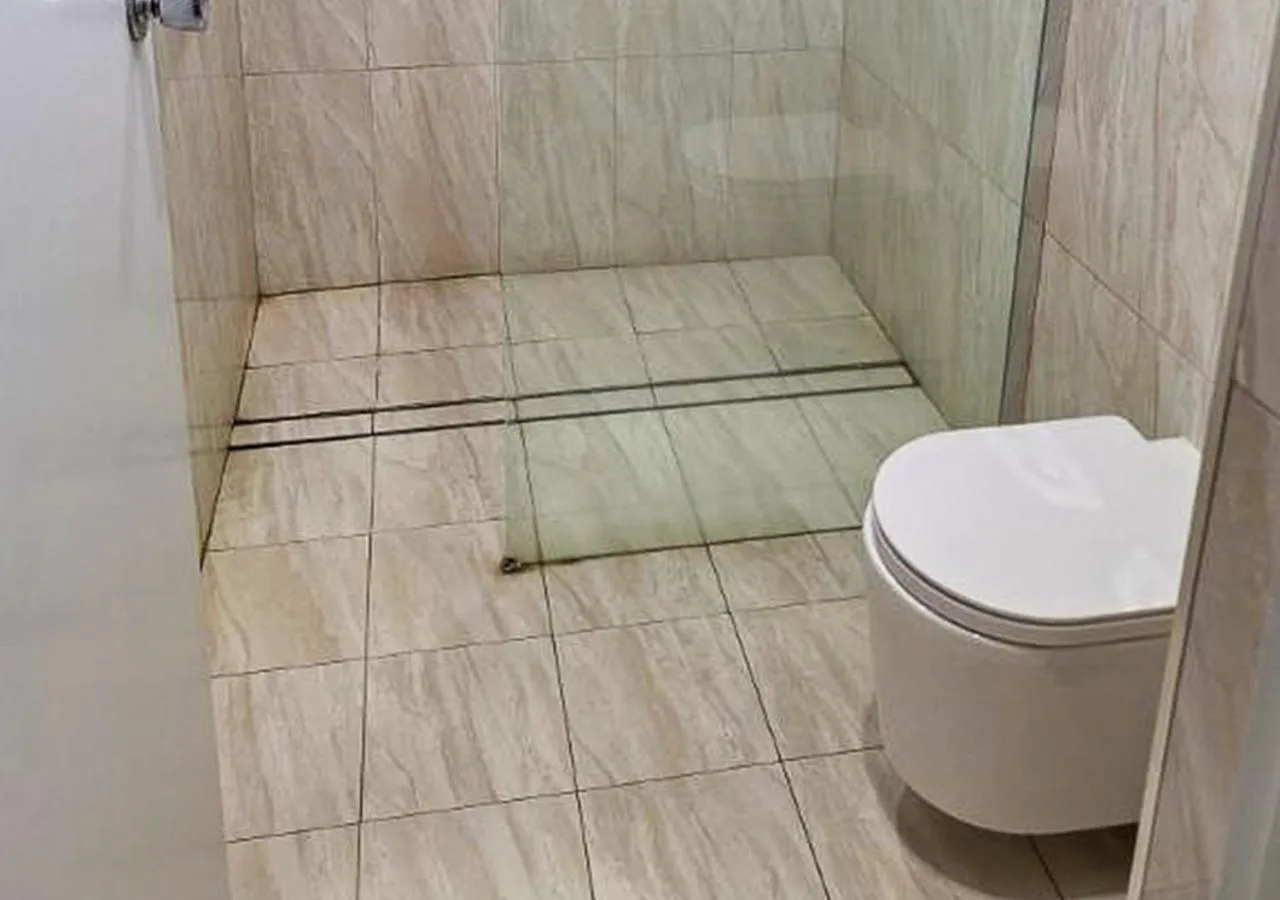 Toilet in Royal Hotel-Motel