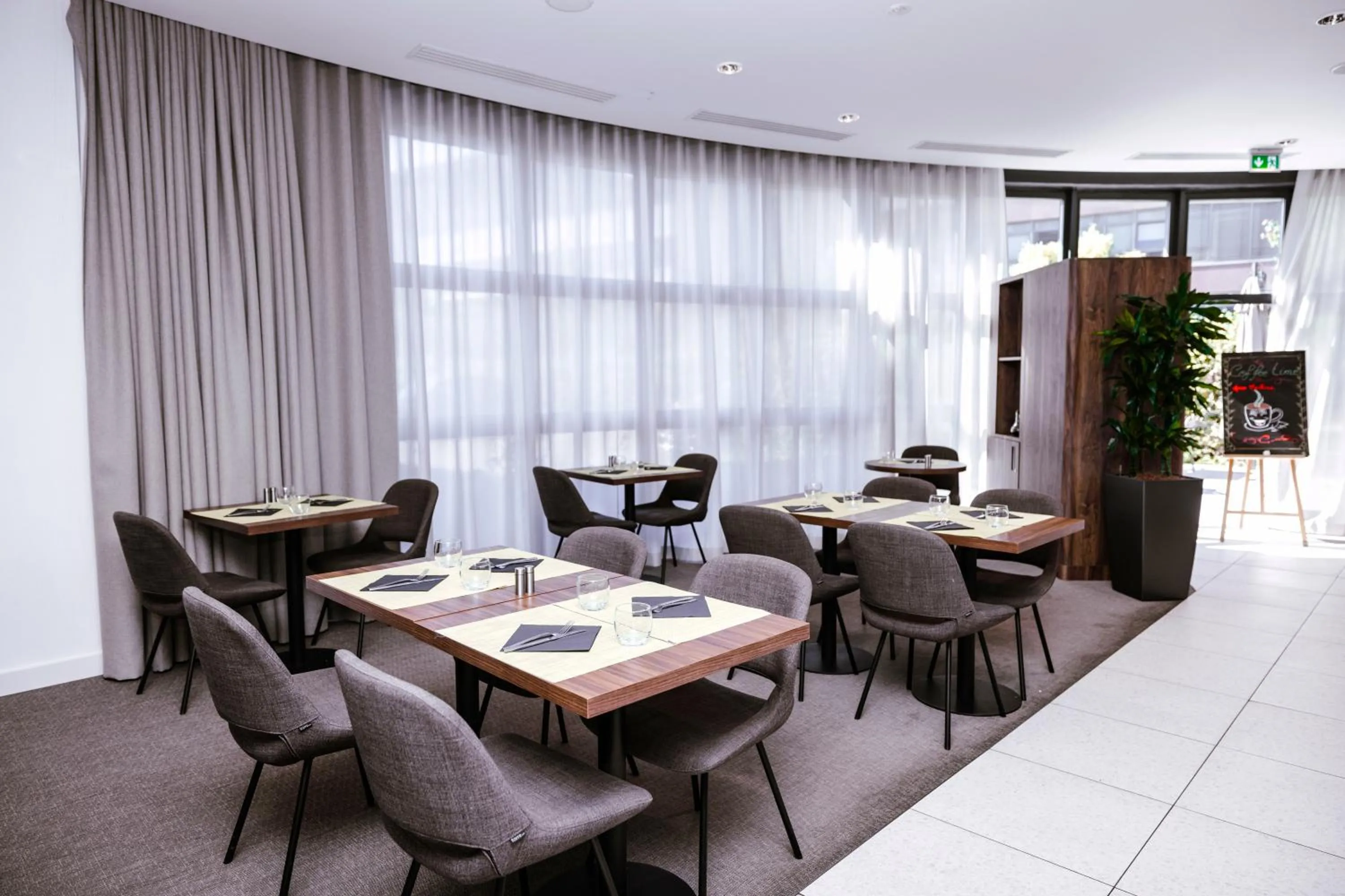 Restaurant/places to eat in Ibis Luxembourg Airport