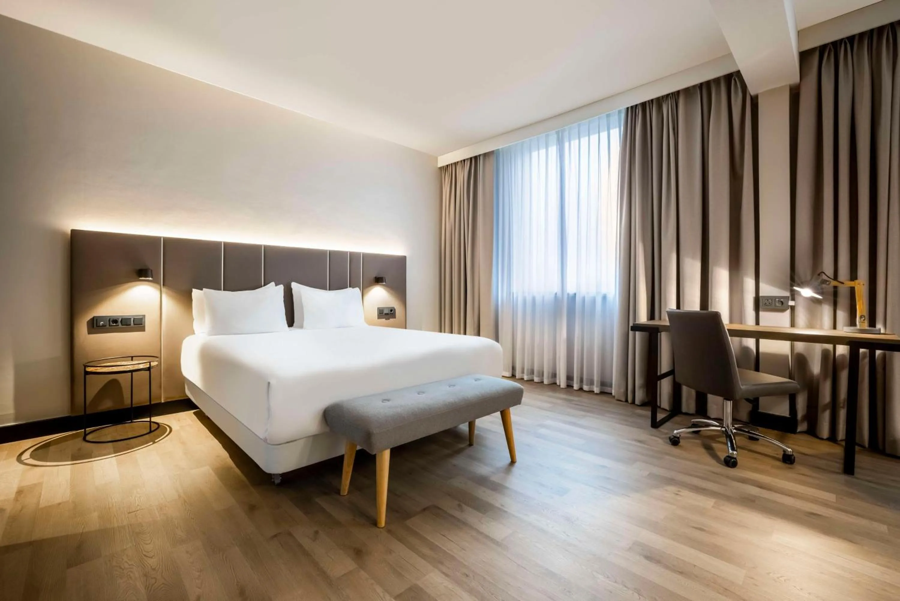 Photo of the whole room, Bed in NH Luxembourg Airport