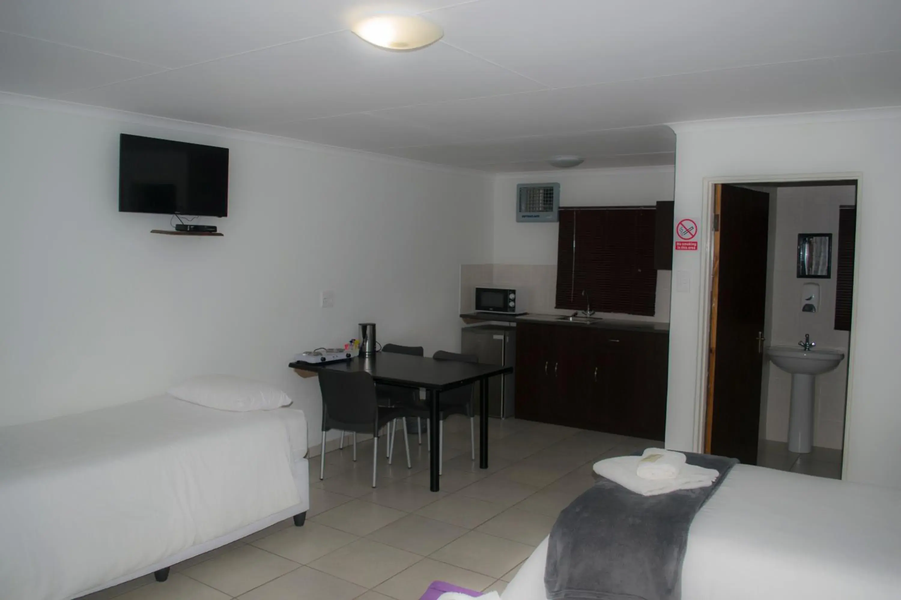 Family Room with Bathroom in La Palma Lodge Family Room with Bathroom in La Palma Lodge