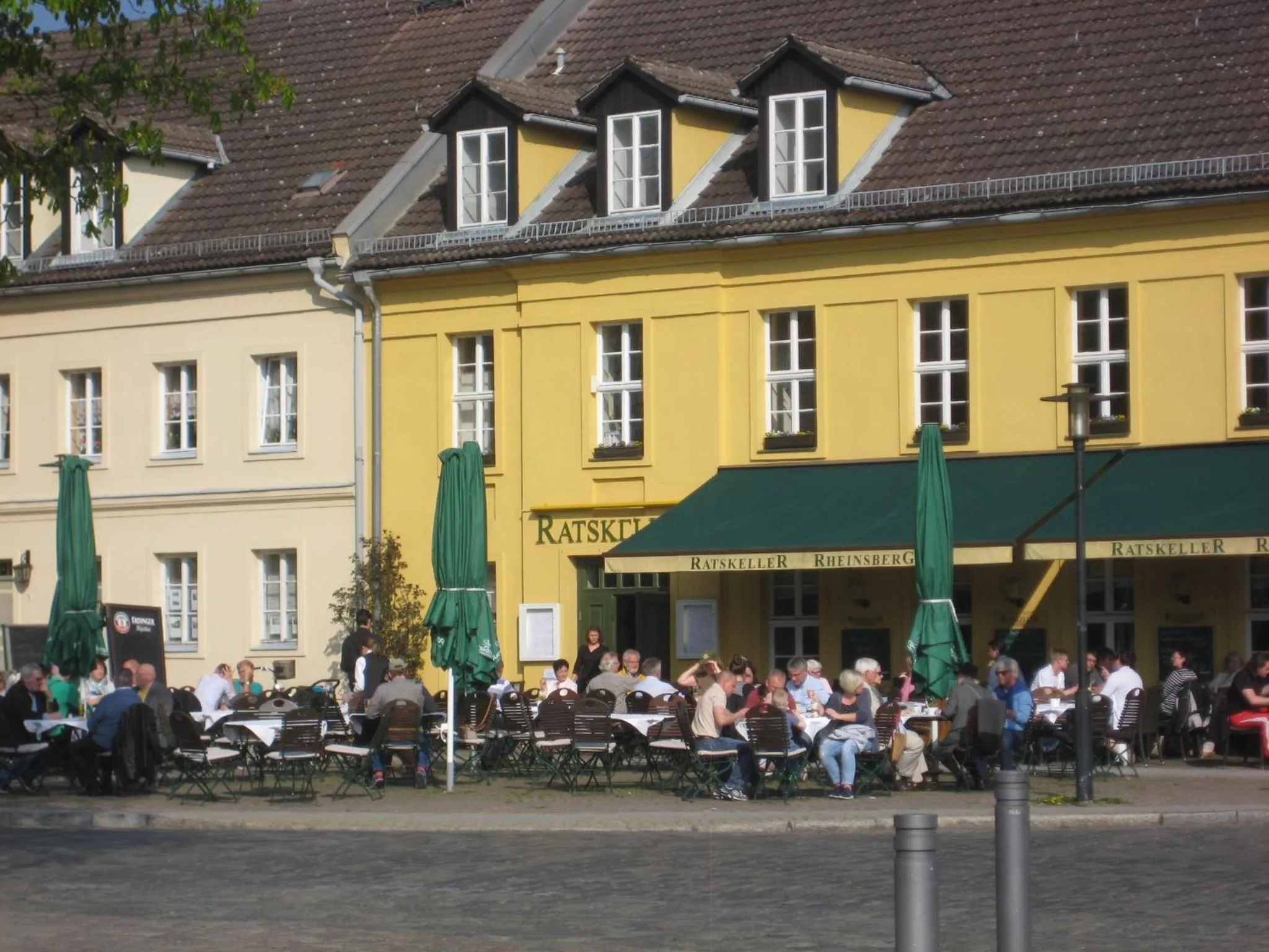 Restaurant/places to eat in Schloss-und Seeblick Apartment