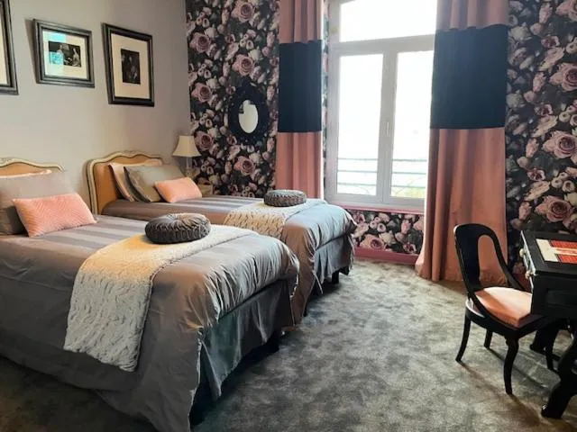 Large Double Room in Les Lamartine-chambres d'hôtes