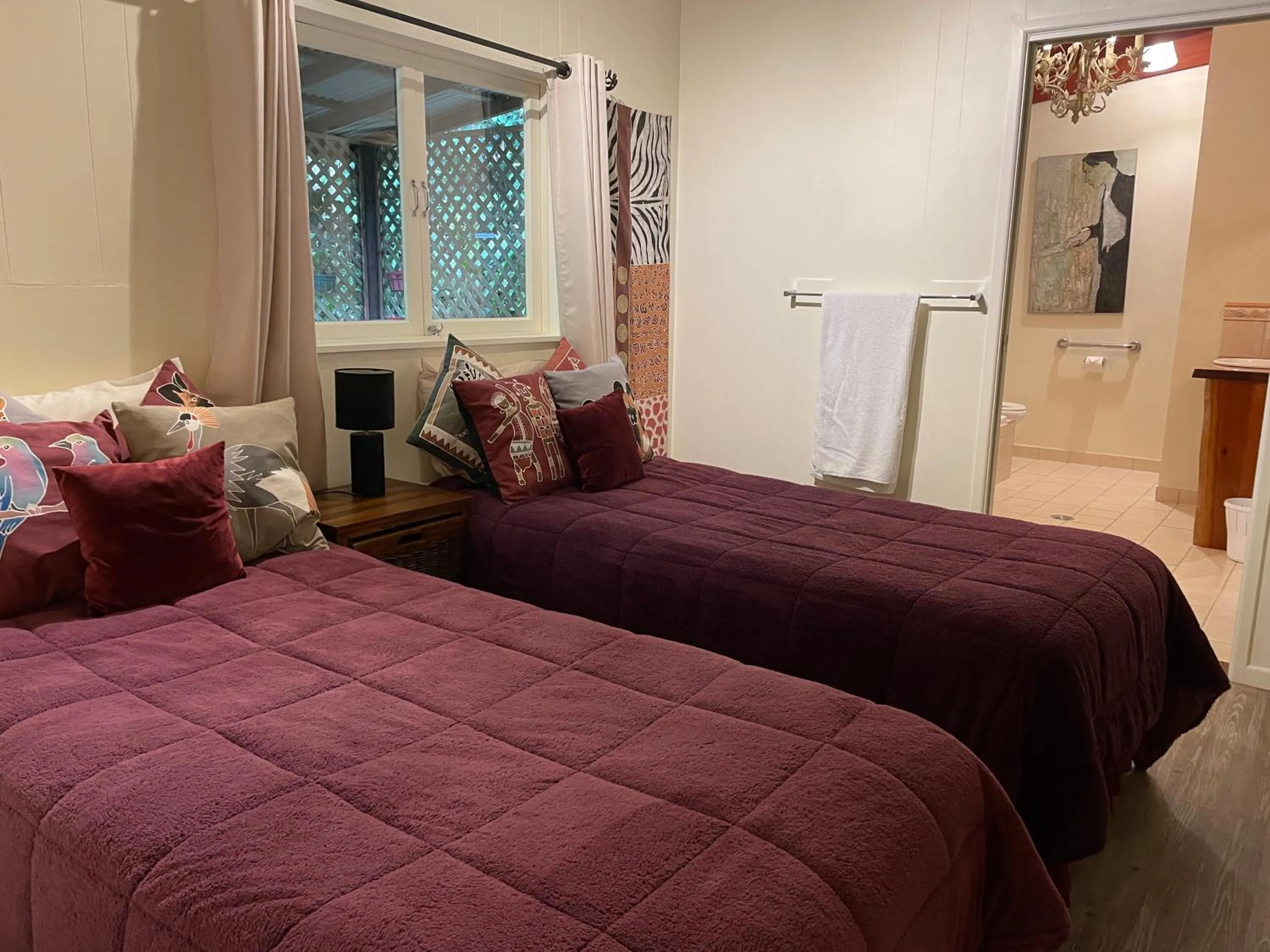 Photo of the whole room, Bed in Kuranda Ngorongoro Lodge