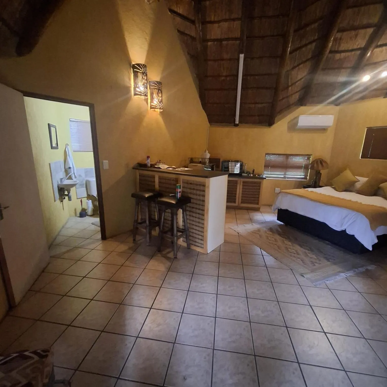 Kitchen or kitchenette, Bed in Jabula Kruger Safari Lodge