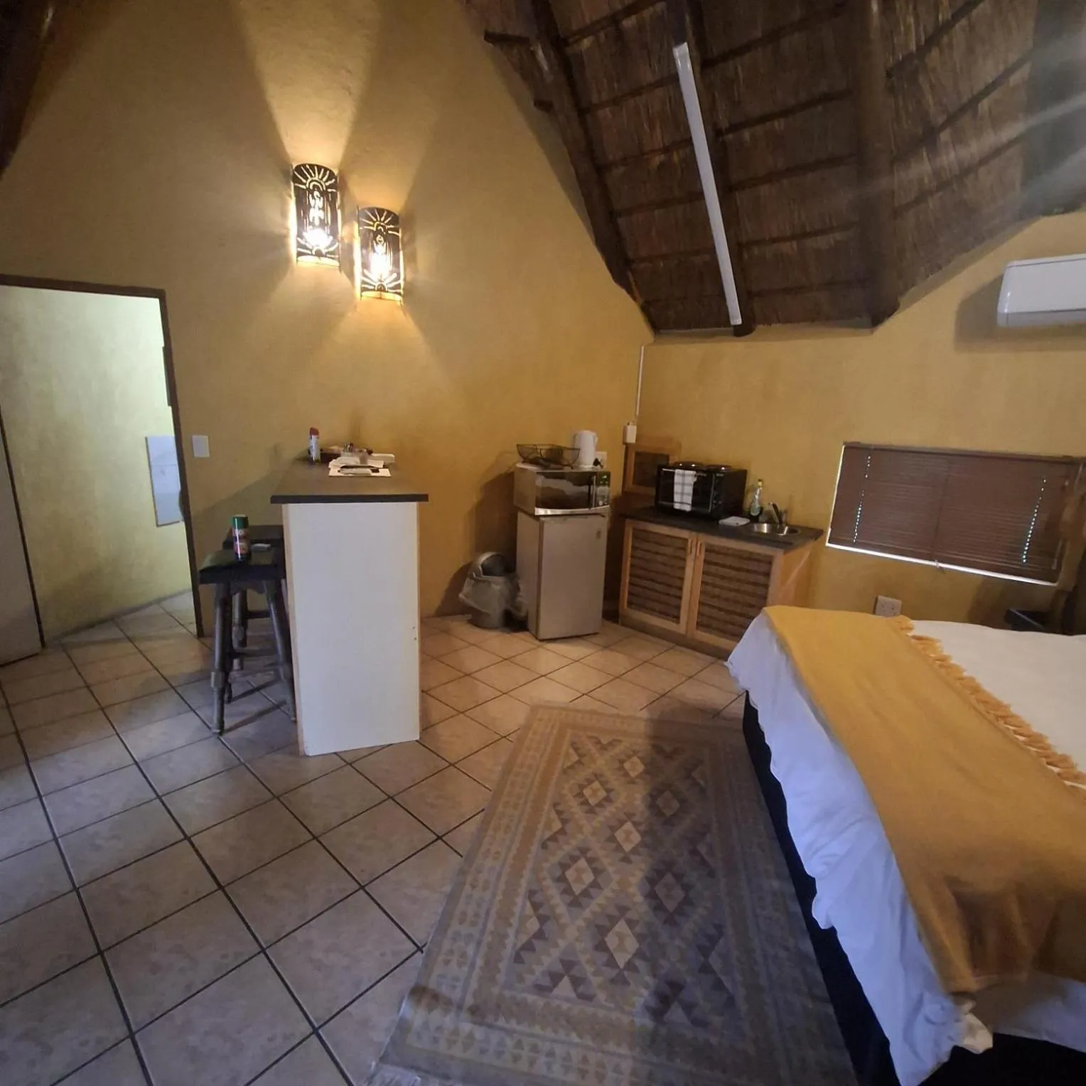 Kitchen or kitchenette, Bed in Jabula Kruger Safari Lodge