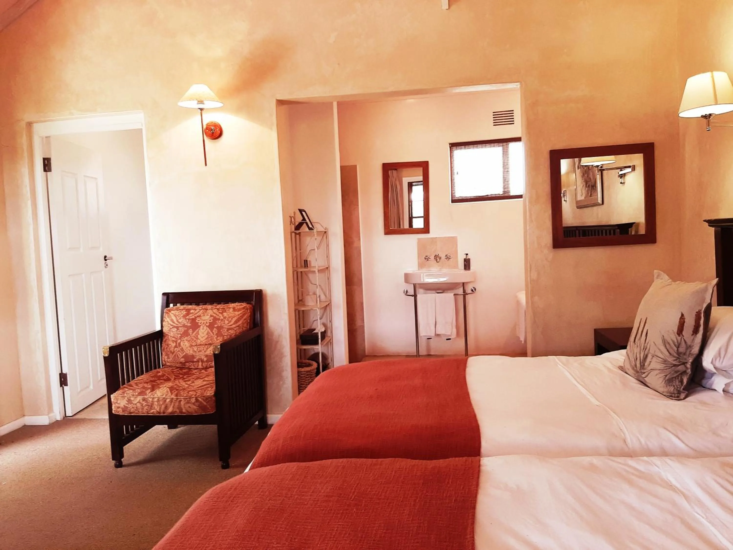 Bedroom, Bed in Leeuwenbosch Shearers Lodge - Amakhala Game Reserve