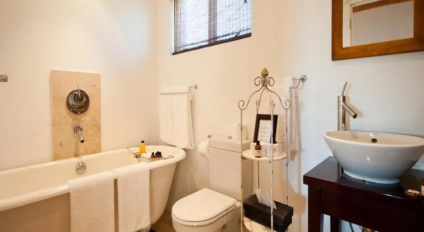 Bathroom in Leeuwenbosch Shearers Lodge - Amakhala Game Reserve