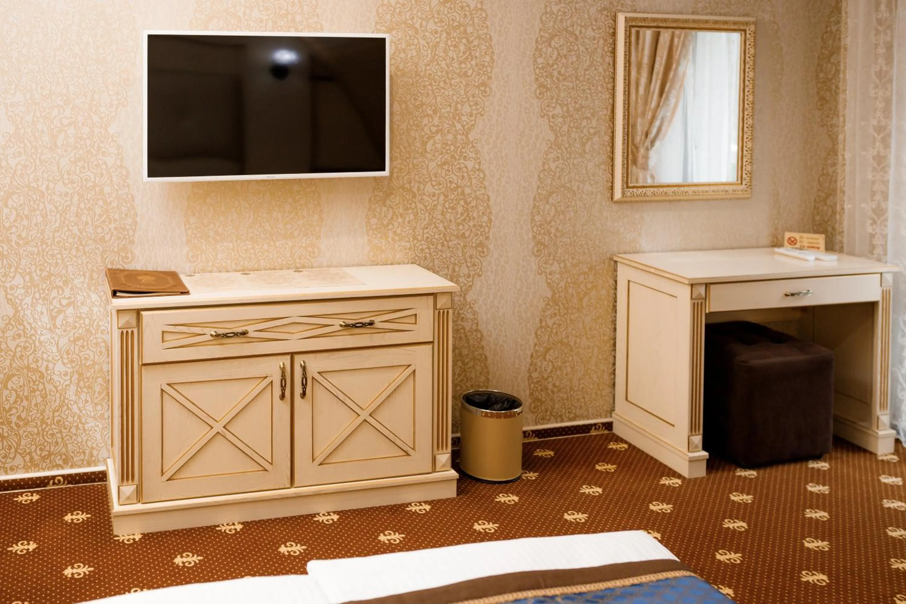 TV and multimedia in Chevalier Hotel & SPA