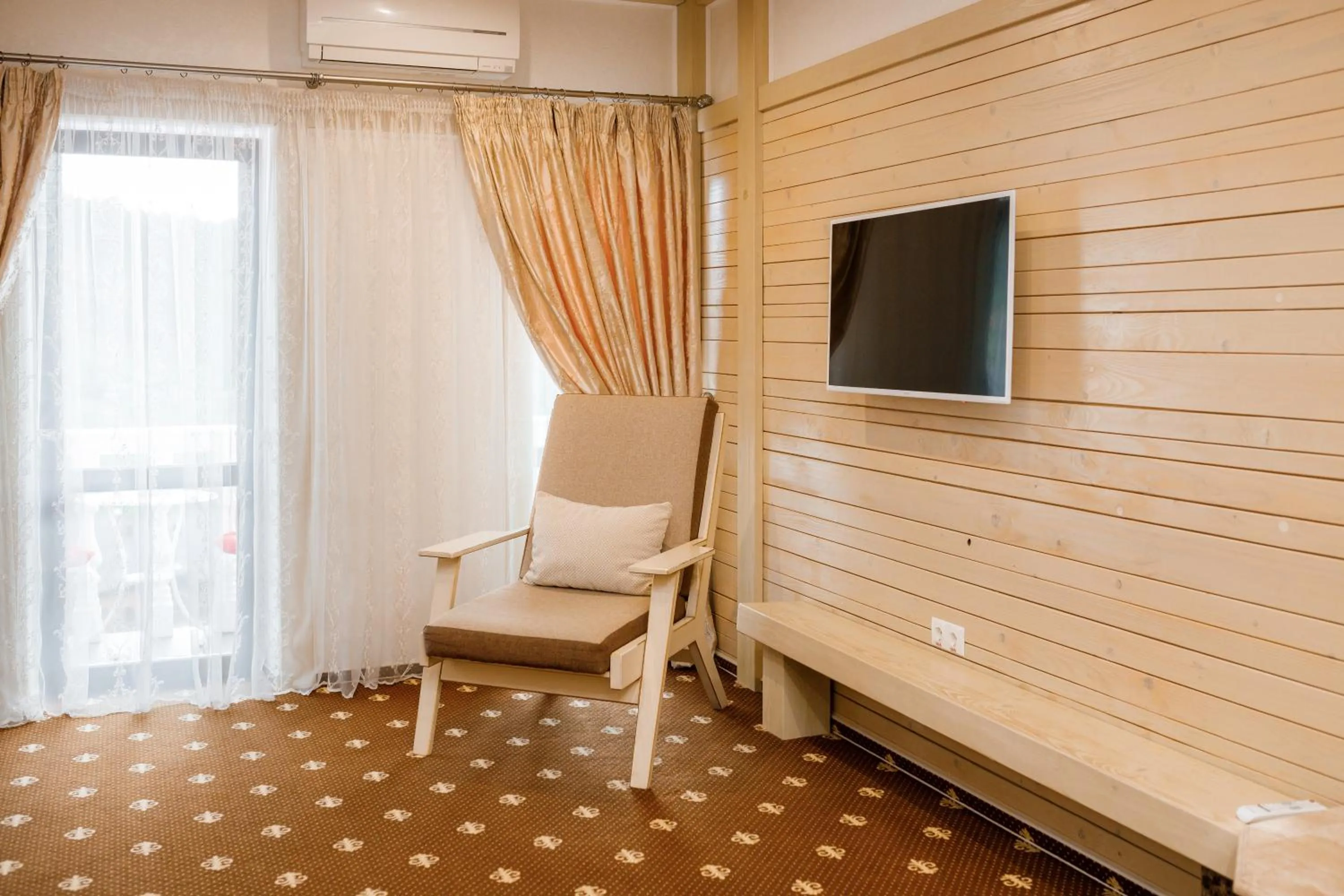 Communal lounge/ TV room in Chevalier Hotel & SPA