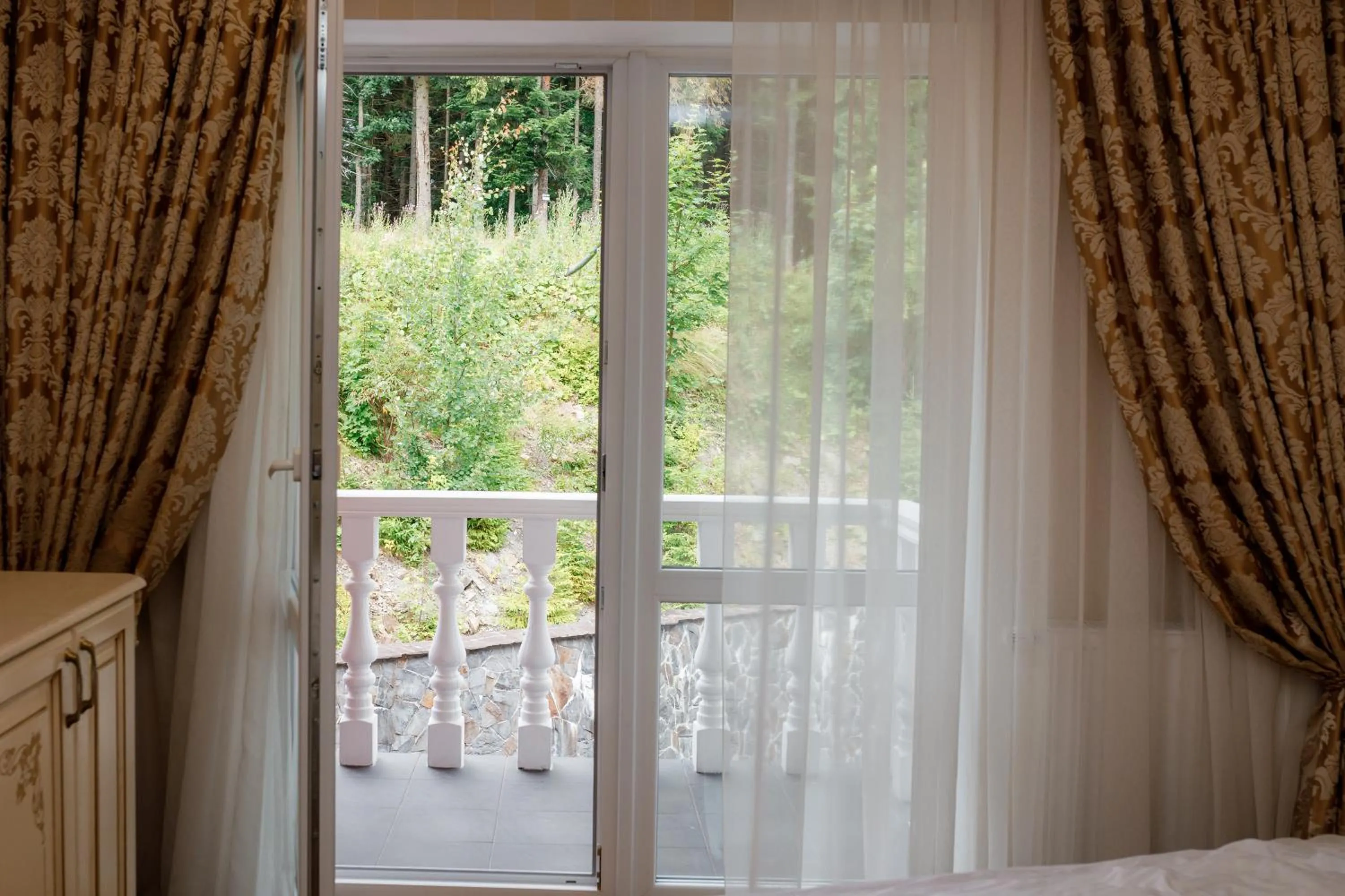 Property building, Bed in Chevalier Hotel & SPA