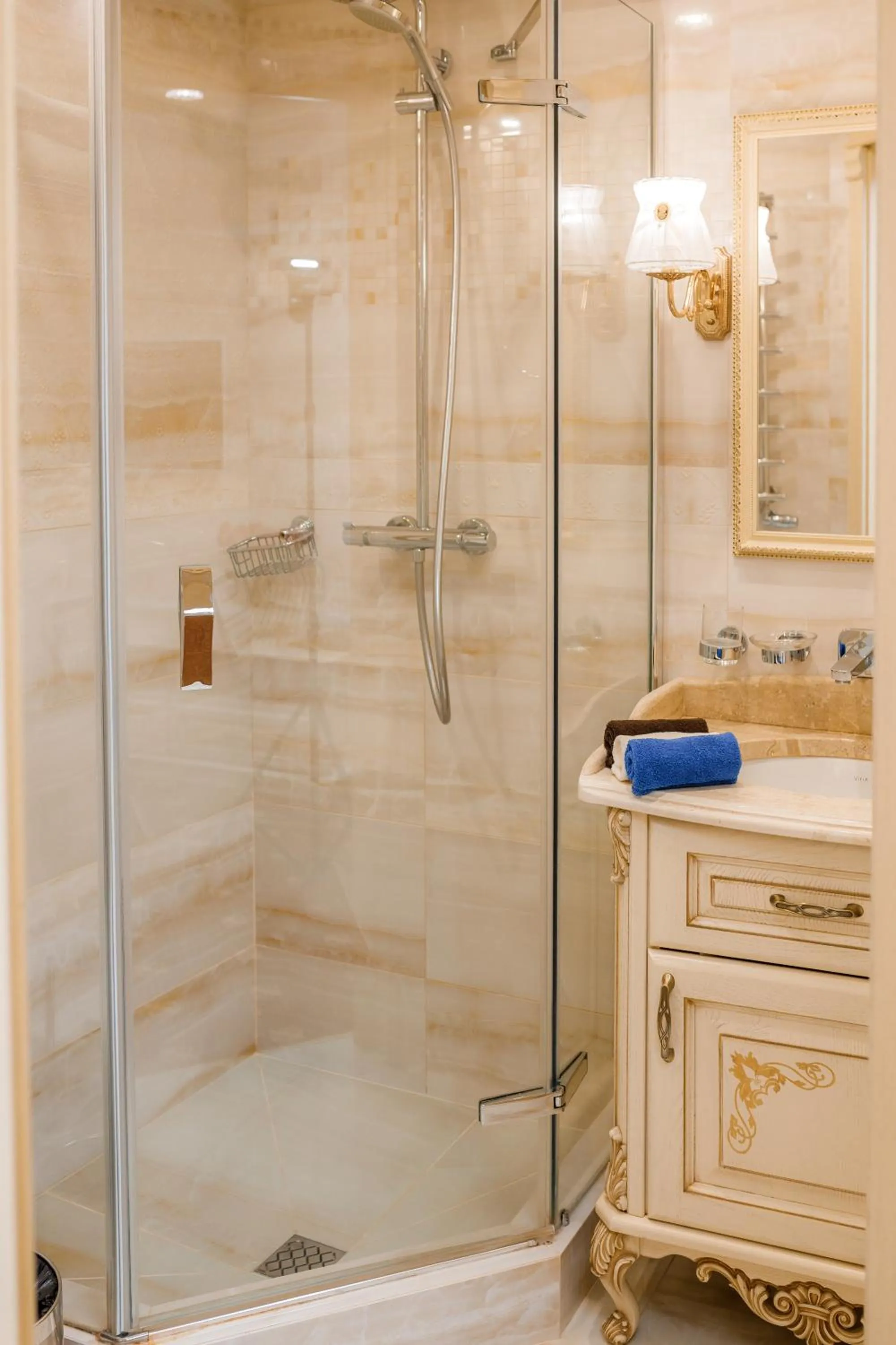 Shower in Chevalier Hotel & SPA