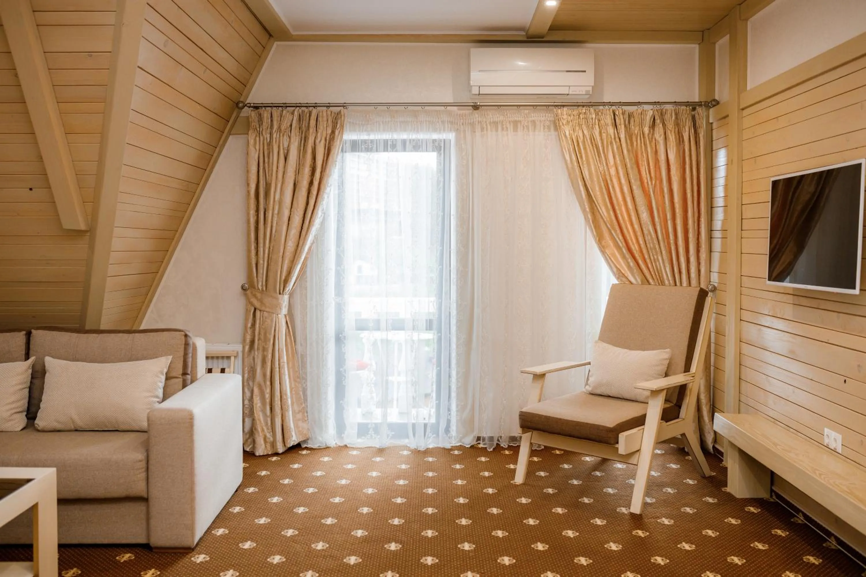 Communal lounge/ TV room in Chevalier Hotel & SPA