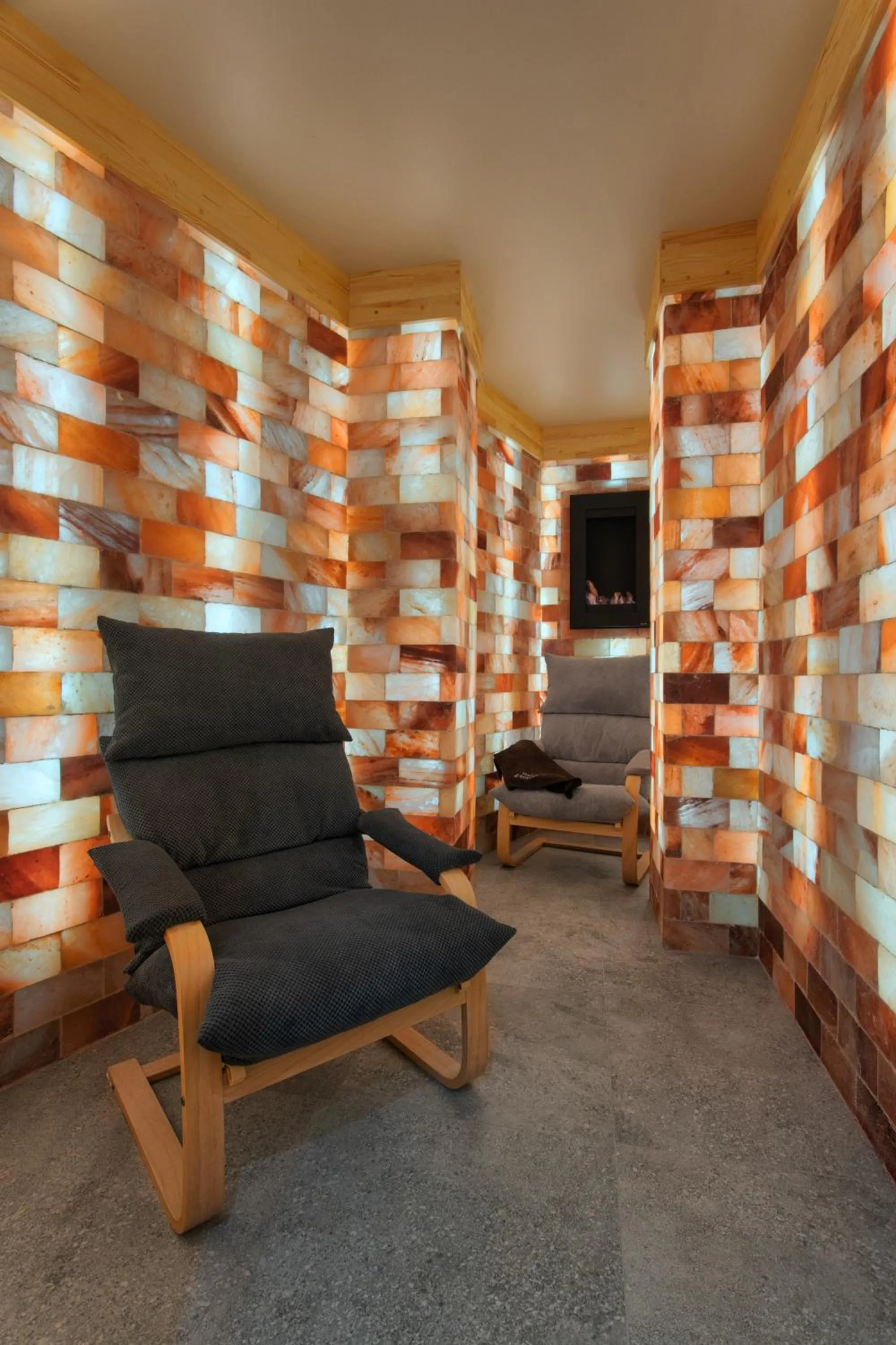 Communal lounge/ TV room in Chevalier Hotel & SPA